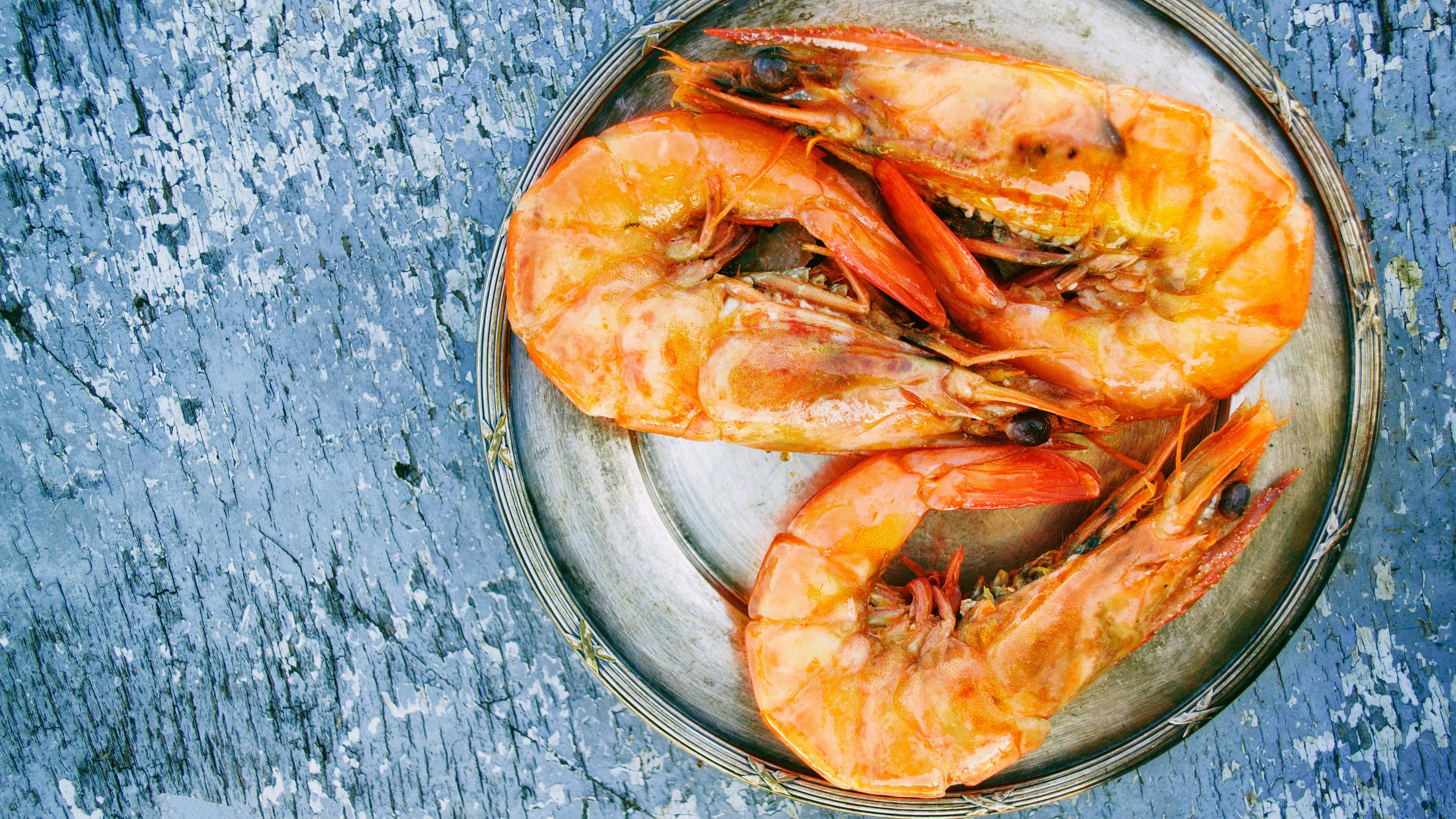 Người bệnh lưu ý chế độ ăn nên tránh các thực phẩm dễ gây dị ứng như hải sản