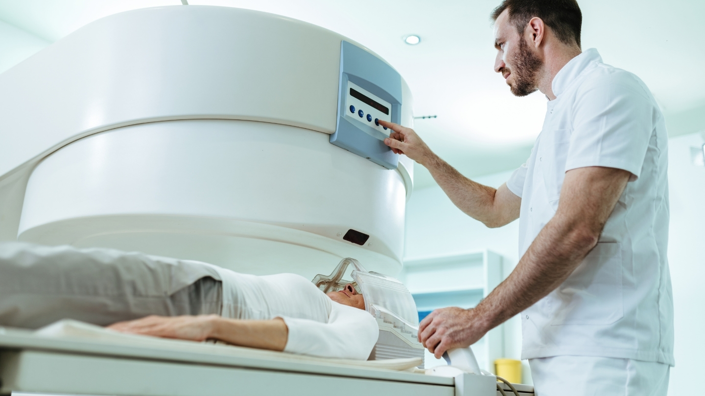 Liệu pháp tăng thân nhiệt sử dụng nhiệt độ cao có kiểm soát để hỗ trợ tiêu diệt tế bào ung thư hoặc tăng độ nhạy của chúng với các phương pháp điều trị khác