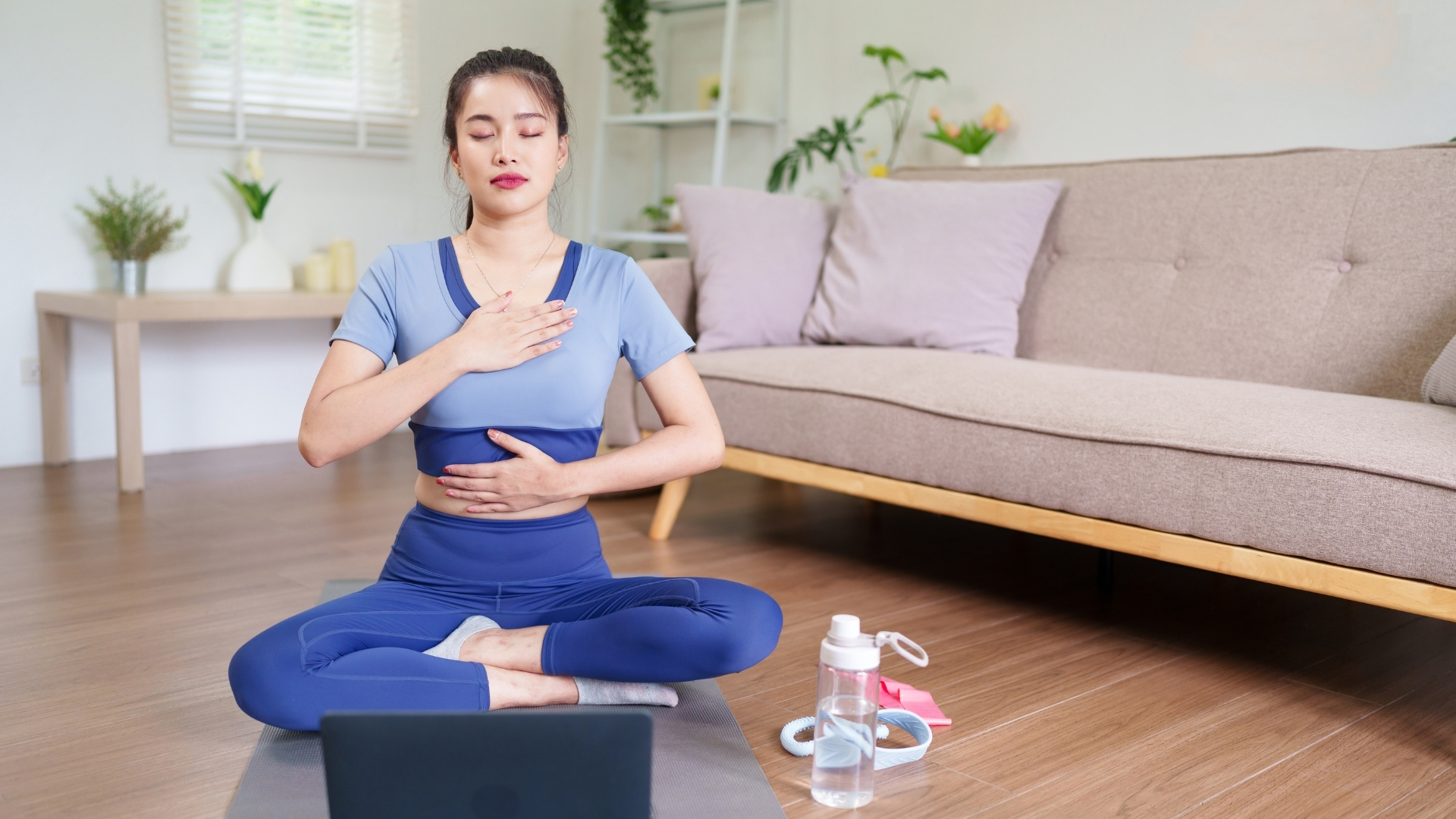 Tập luyện vừa sức như yoga hoặc thiền giúp cải thiện tuần hoàn, giảm mệt mỏi và tăng cường sức đề kháng