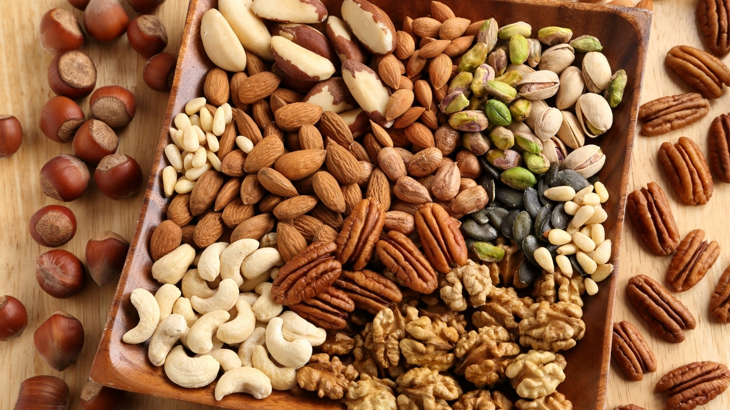 Các loại hạt chứa nhiều dưỡng chất giúp giảm viêm, bảo vệ màng tế bào và điều hòa các cơ chế chuyển hóa liên quan đến ung thư