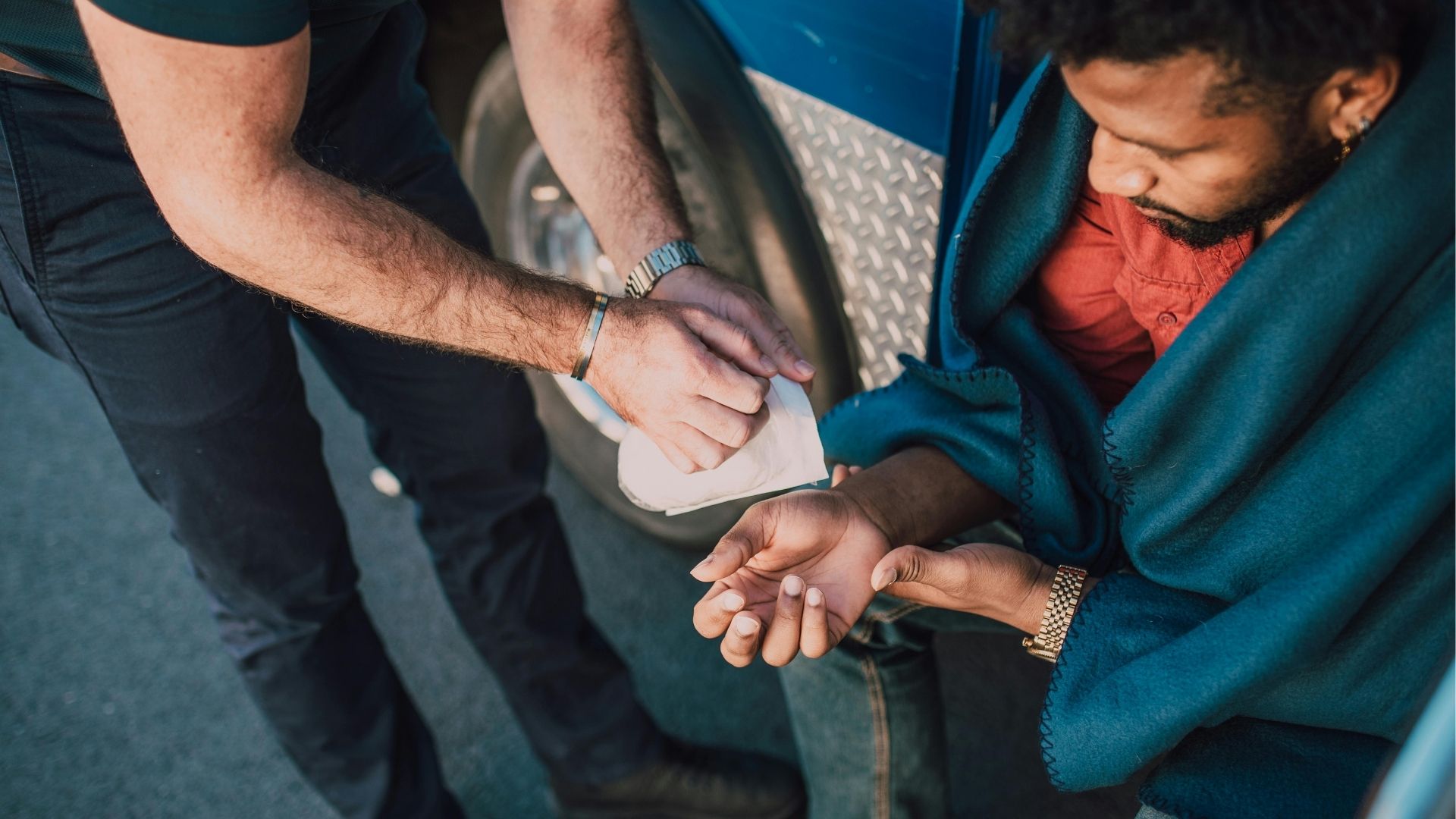 Tê bì tay chân nhiều làm tăng nguy cơ tổn thương da