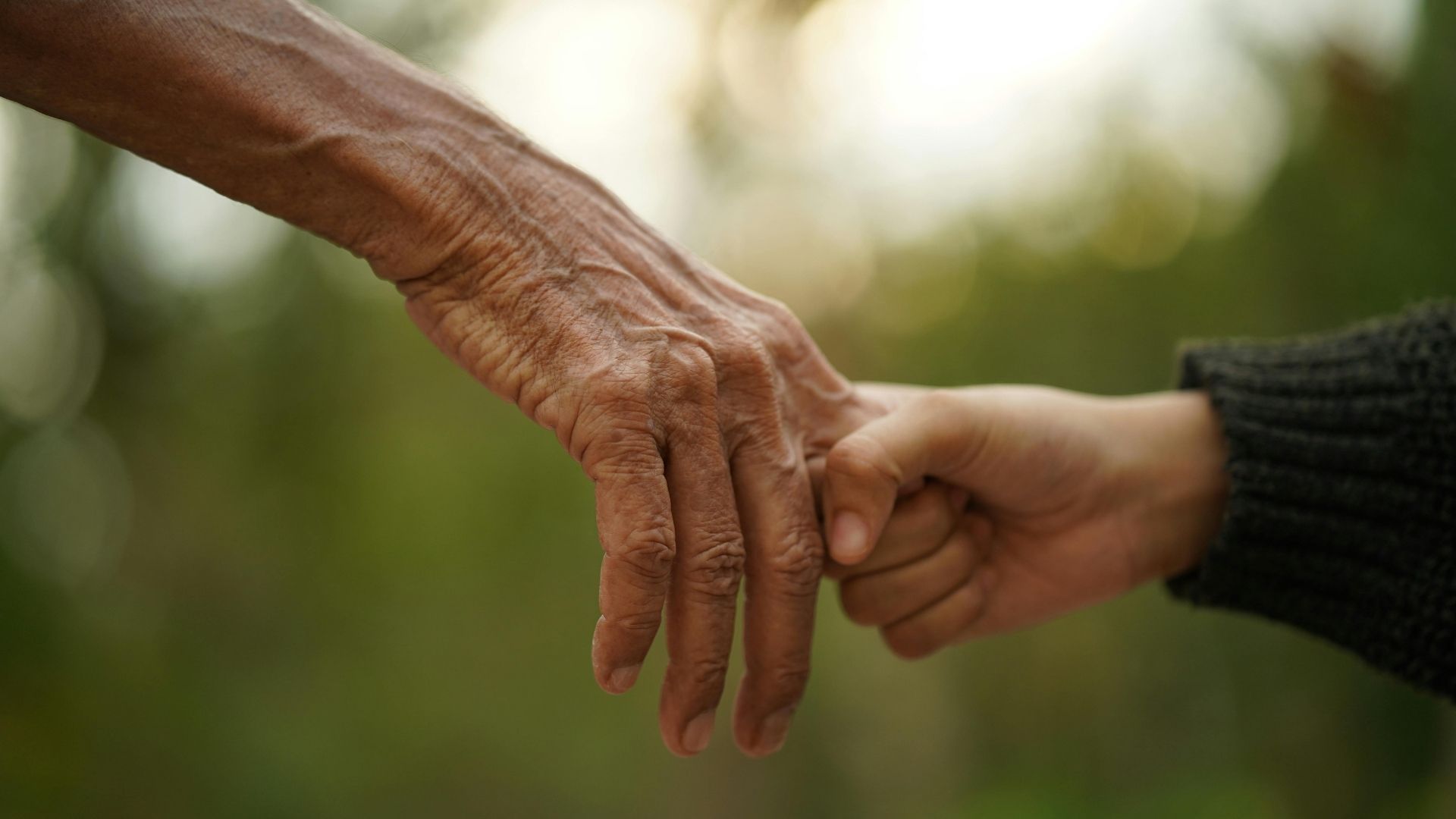 Người cao tuổi có nguy cơ bị tê bì tay chân cao hơn