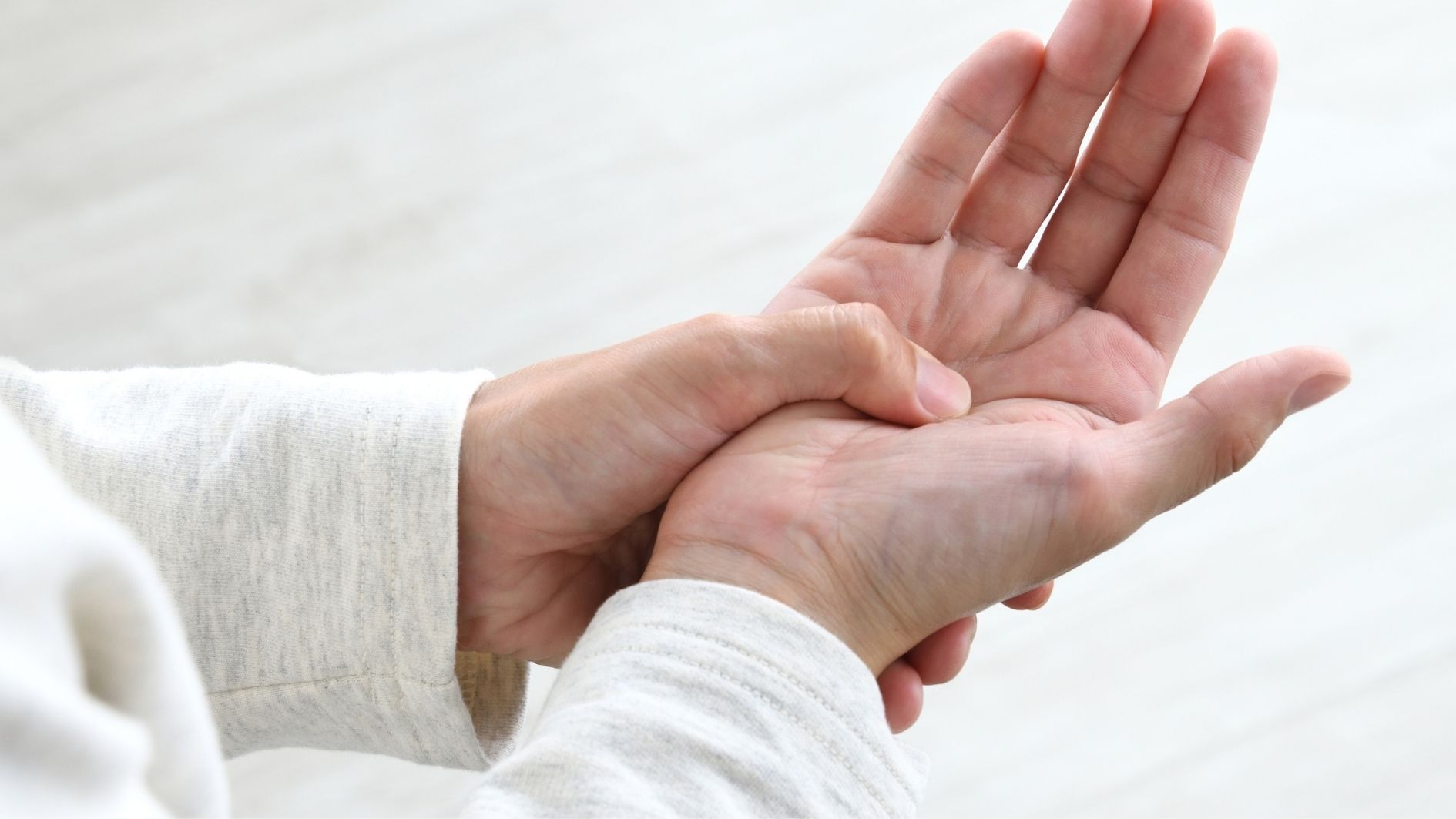 Tê tay là bệnh gì? Cảnh báo nhiều bệnh lý nguy hiểm