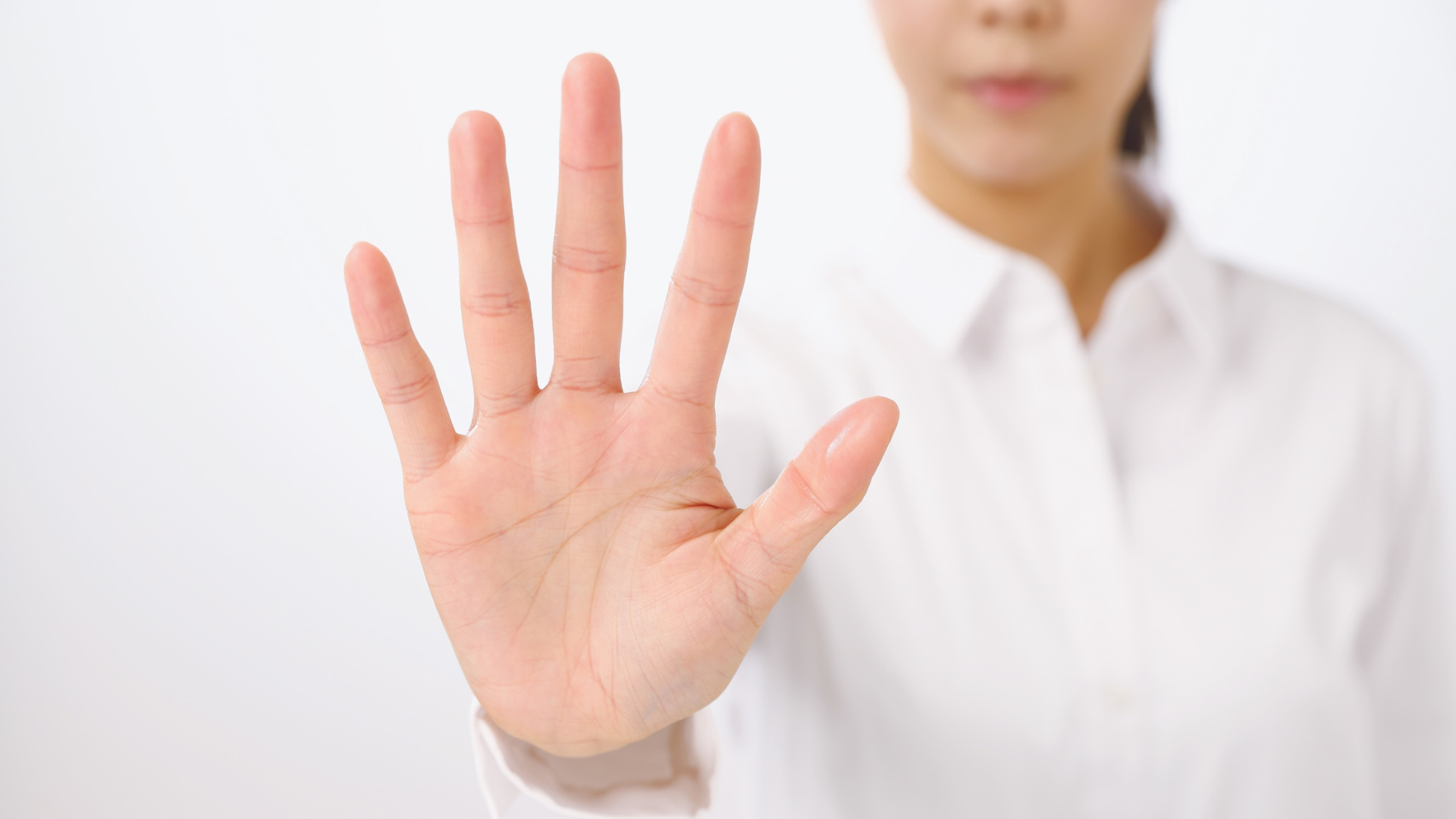 Mỗi bàn tay có một vùng lòng bàn tay rộng và năm ngón tay