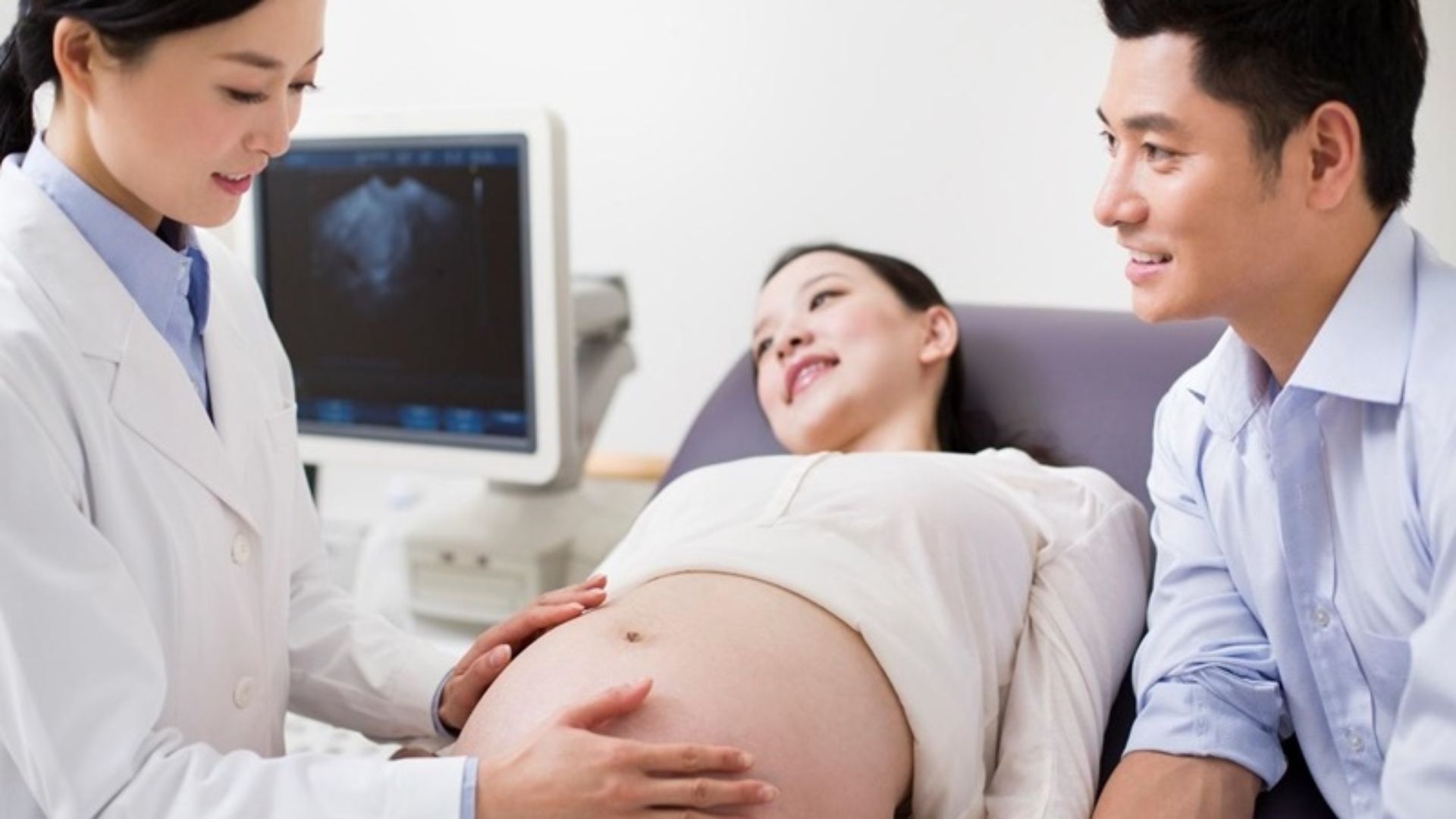 Mẹ cần đến khám bác sĩ nếu thai máy ít rõ rệt kèm dấu hiệu bất thường