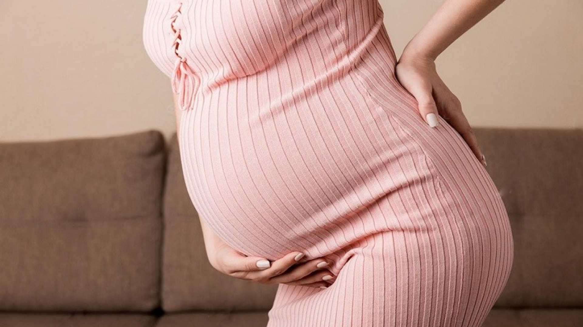 Thai nhi lớn dần khiến cơ thể mẹ bầu nặng nề hơn, sinh hoạt hằng ngày trở nên vất vả