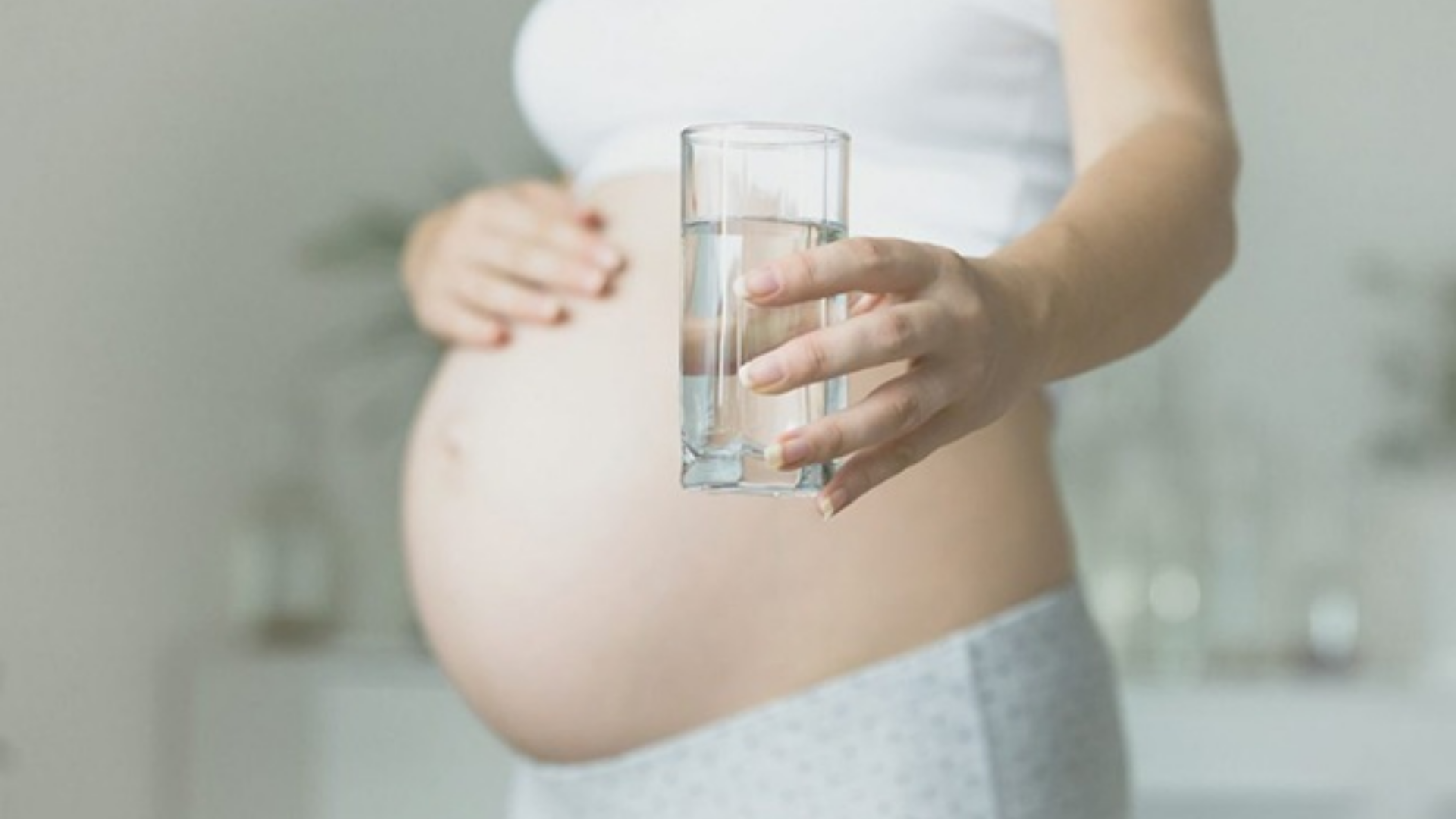 Cuối thai kỳ mẹ bầu chú ý nghỉ ngơi, ăn uống đầy đủ, uống nước đều đặn mỗi ngày