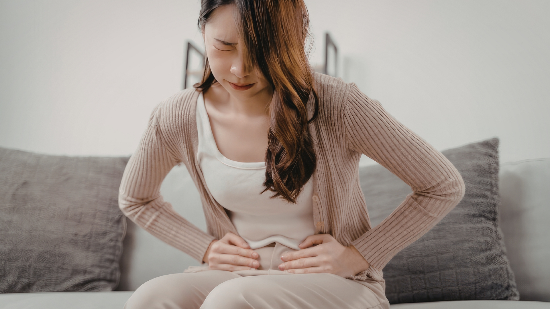 Mẹ bầu cần chú ý các dấu hiệu bất thường như đau bụng dữ dội, đau bụng kéo dài hoặc ra máu bất thường