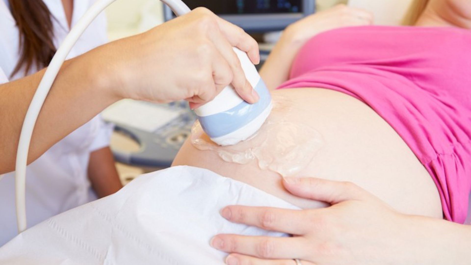 Mẹ bầu cần khám bác sĩ ngay nếu thấy dịch âm đạo chuyển sang màu đỏ kèm đau bụng