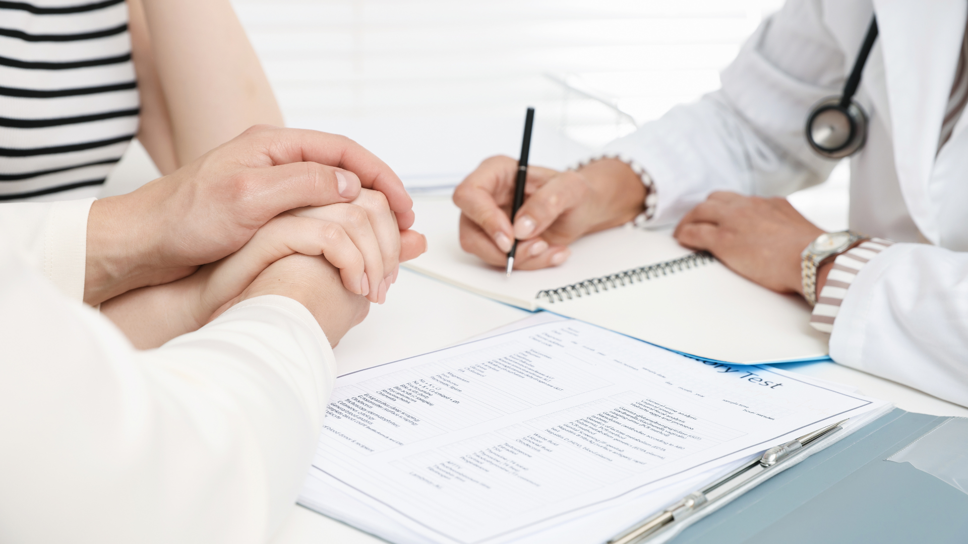 Bác sĩ sẽ dựa trên nhiều yếu tố để quyết định thai lưu 7 tuần nên hút hay uống thuốc