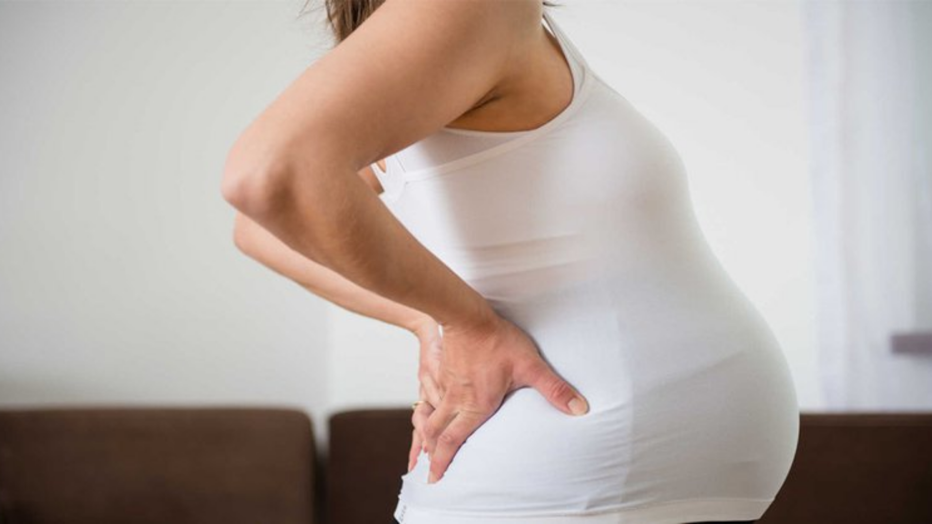 Mẹ bầu thường cảm thấy bụng dưới nặng và căng tức hơn khi đầu bé dần chèn xuống xương chậu