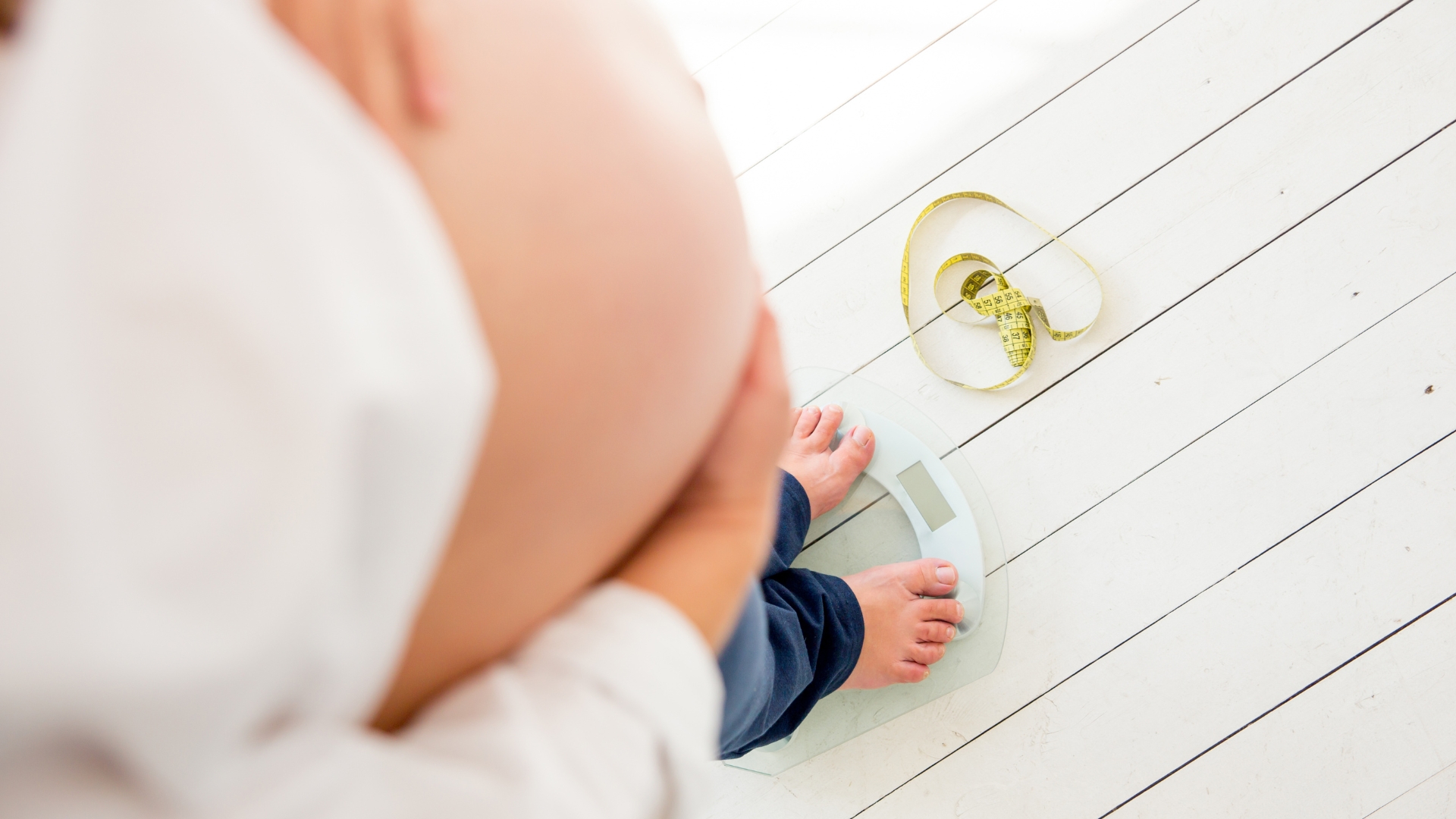 Mẹ bầu tăng cân quá mức trong thai kỳ làm dinh dưỡng dư thừa chuyển sang con khiến cho thai lớn