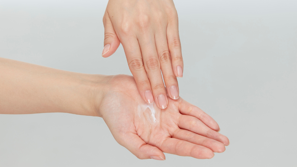 Tẩy tế bào chết định kỳ giúp duy trì làn da sáng khỏe ở vùng bẹn