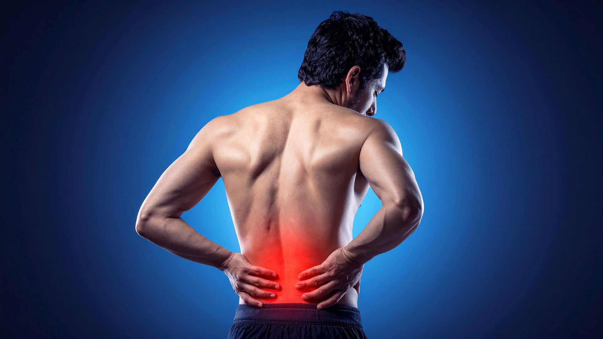 Thận ứ nước kèm theo triệu chứng đau vùng hông lưng kéo dài cần được theo dõi chặt chẽ