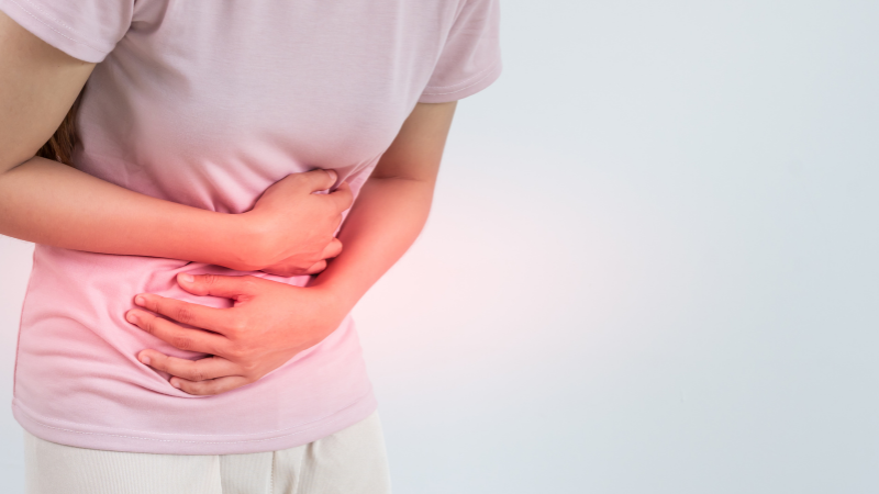 Ra máu nhẹ hoặc đau bụng dưới là những biến chứng thường gặp sau khi tháo vòng tránh thai