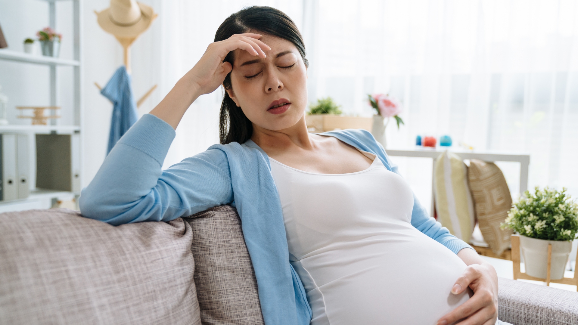 Mẹ bầu xuất hiện các bất thường như đau đầu, đau bụng dữ dội cần được kiểm tra và theo dõi y tế để can thiệp kịp thời