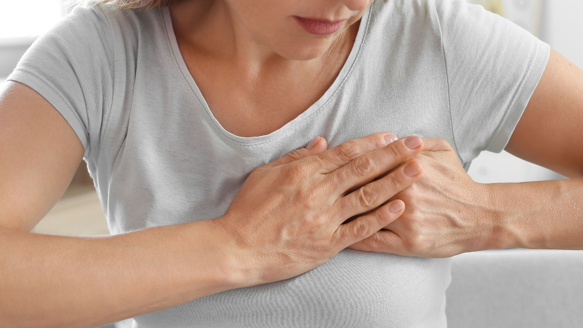 Cảm giác căng tức ở ngực là một dấu hiệu của tình trạng thay đổi sợi bọc của tuyến vú