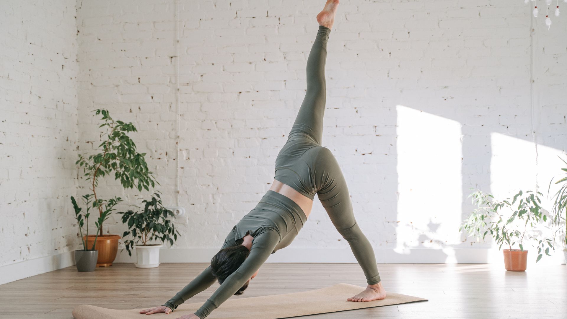 Bên cạnh chế độ ăn uống bạn nên vận động thể chất để giúp thúc đẩy nhu động ruột và ngăn ngừa táo bón