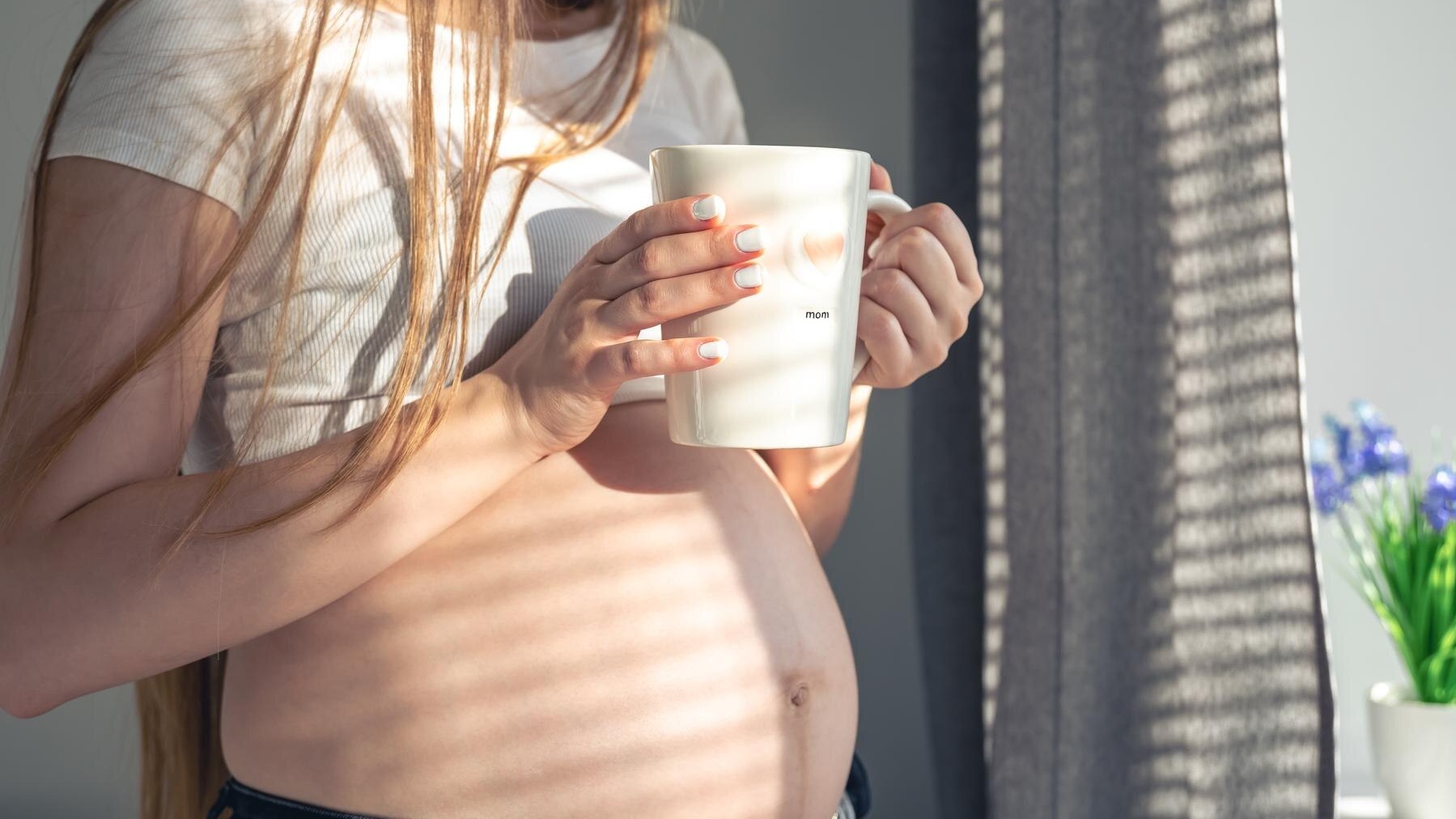 Mẹ bầu cần uống đủ nước trong suốt thai kỳ