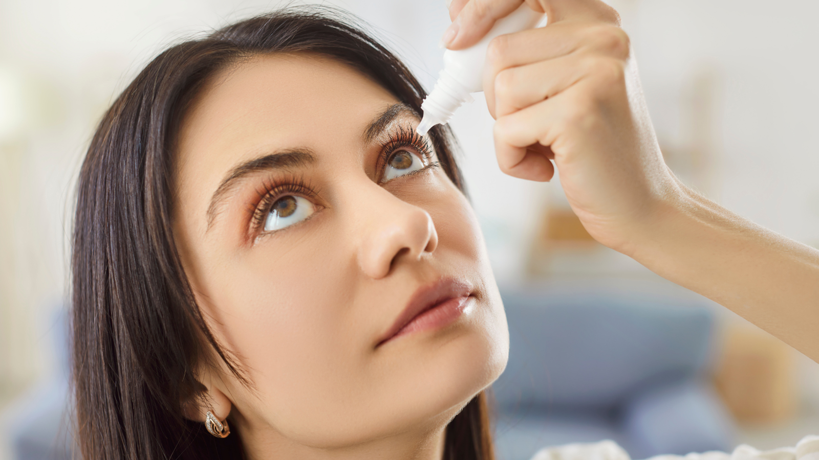 Không được tự ý sử dụng các loại thuốc nhỏ mắt