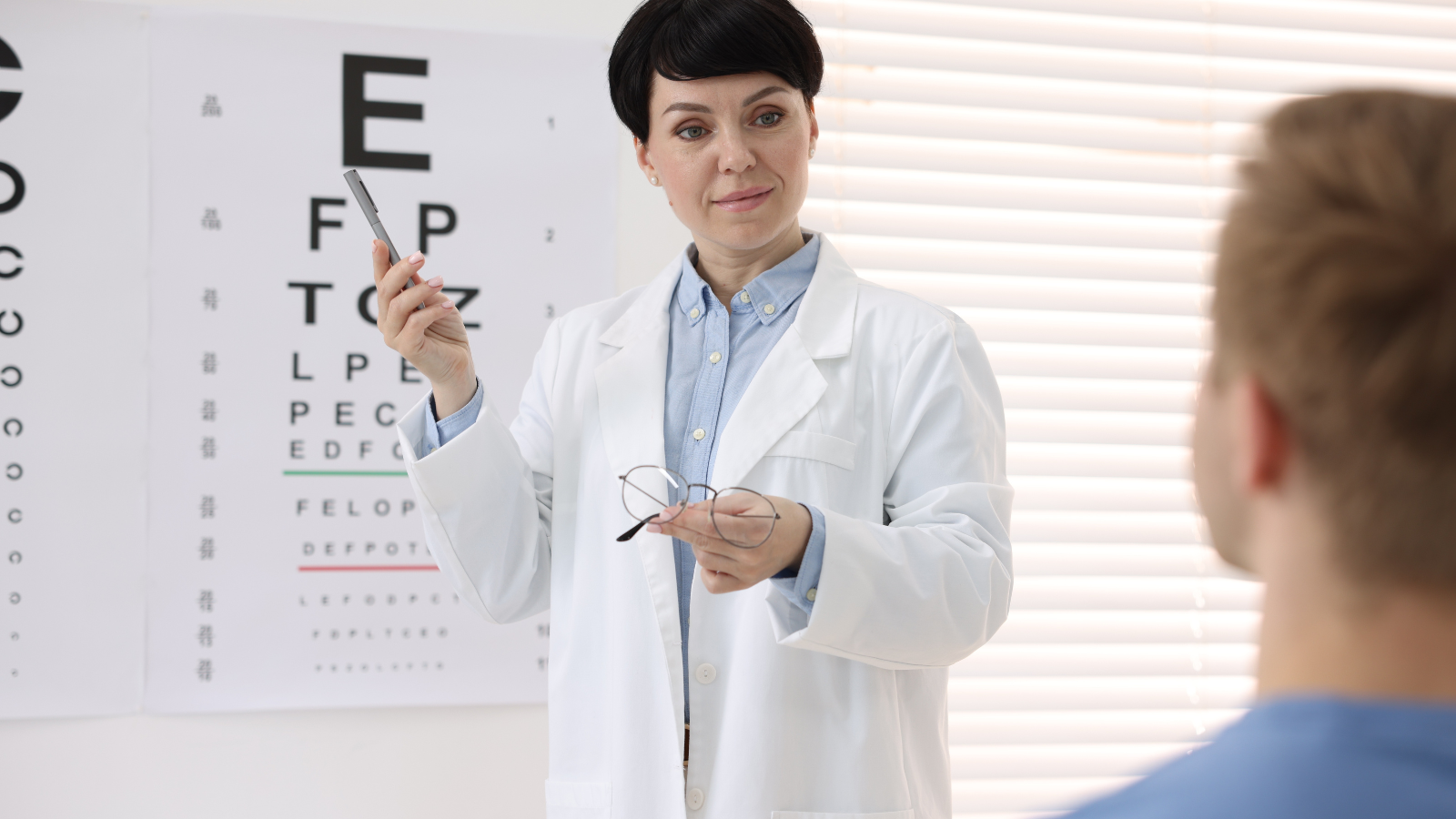 Kiểm tra thị lực bằng bảng chữ cái