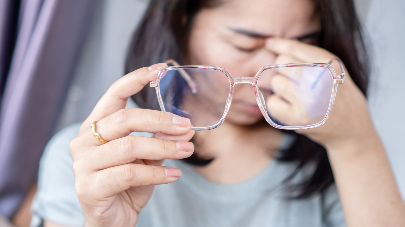 Khi thực hiện các công việc đòi hỏi sự tập trung cao nên đeo kính