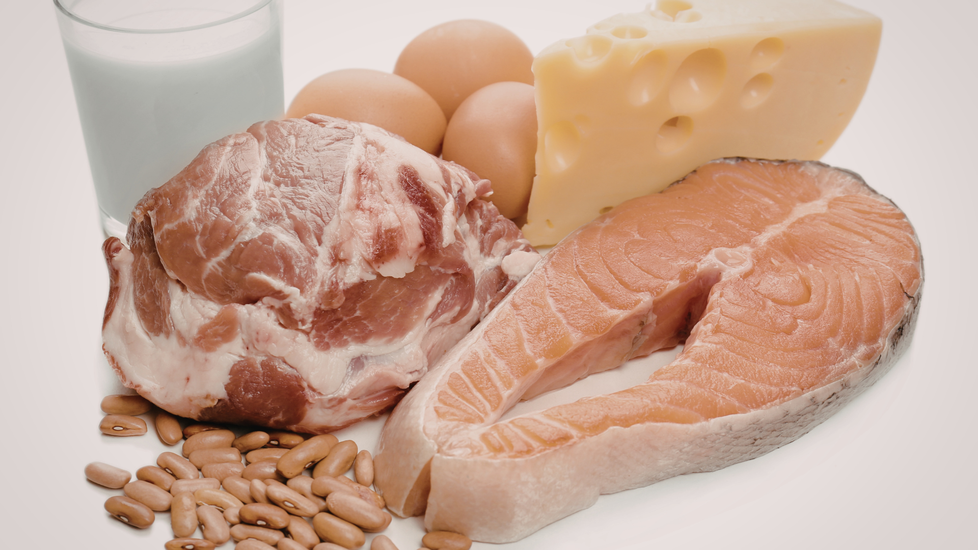 Chế độ ăn hằng ngày là nền tảng quan trọng nhất để cung cấp canxi cho cơ thể sau sinh