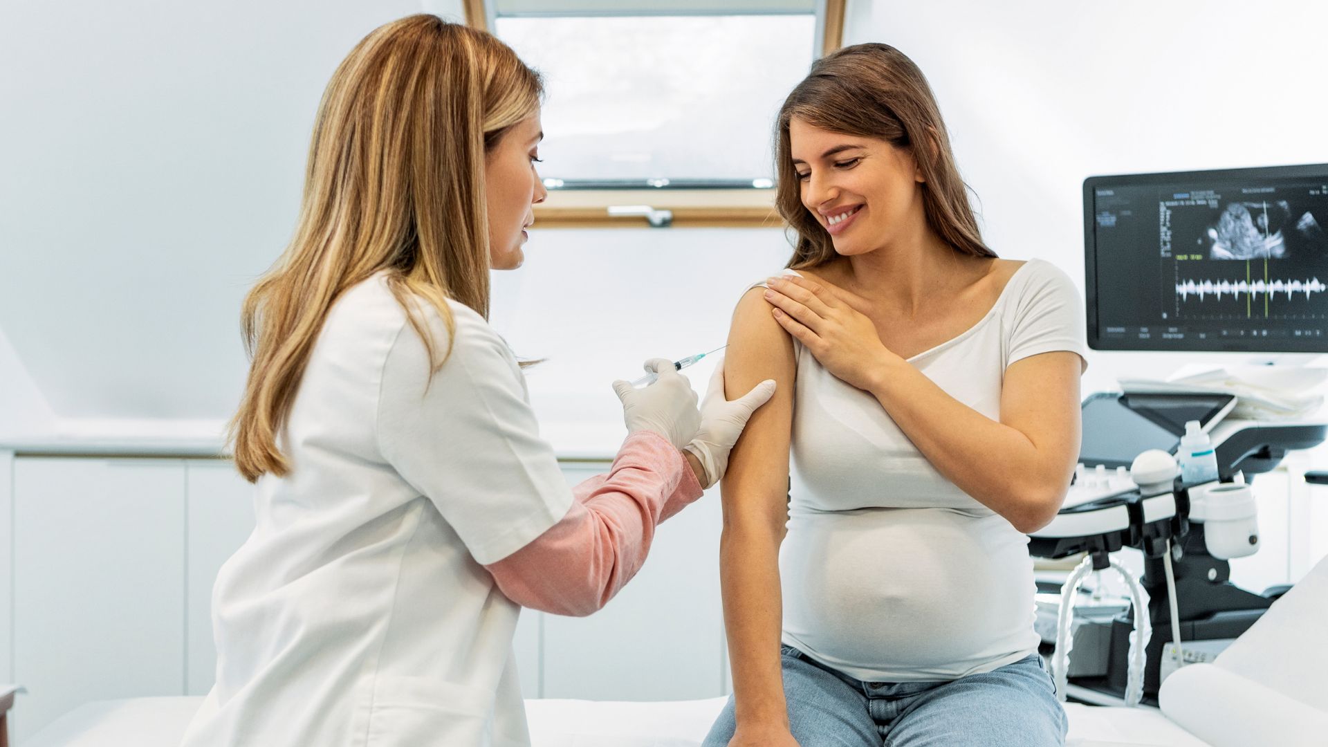 Tiêm phòng vắc xin đầy đủ trước khi mang thai giúp phòng ngừa thiếu máu bào thai