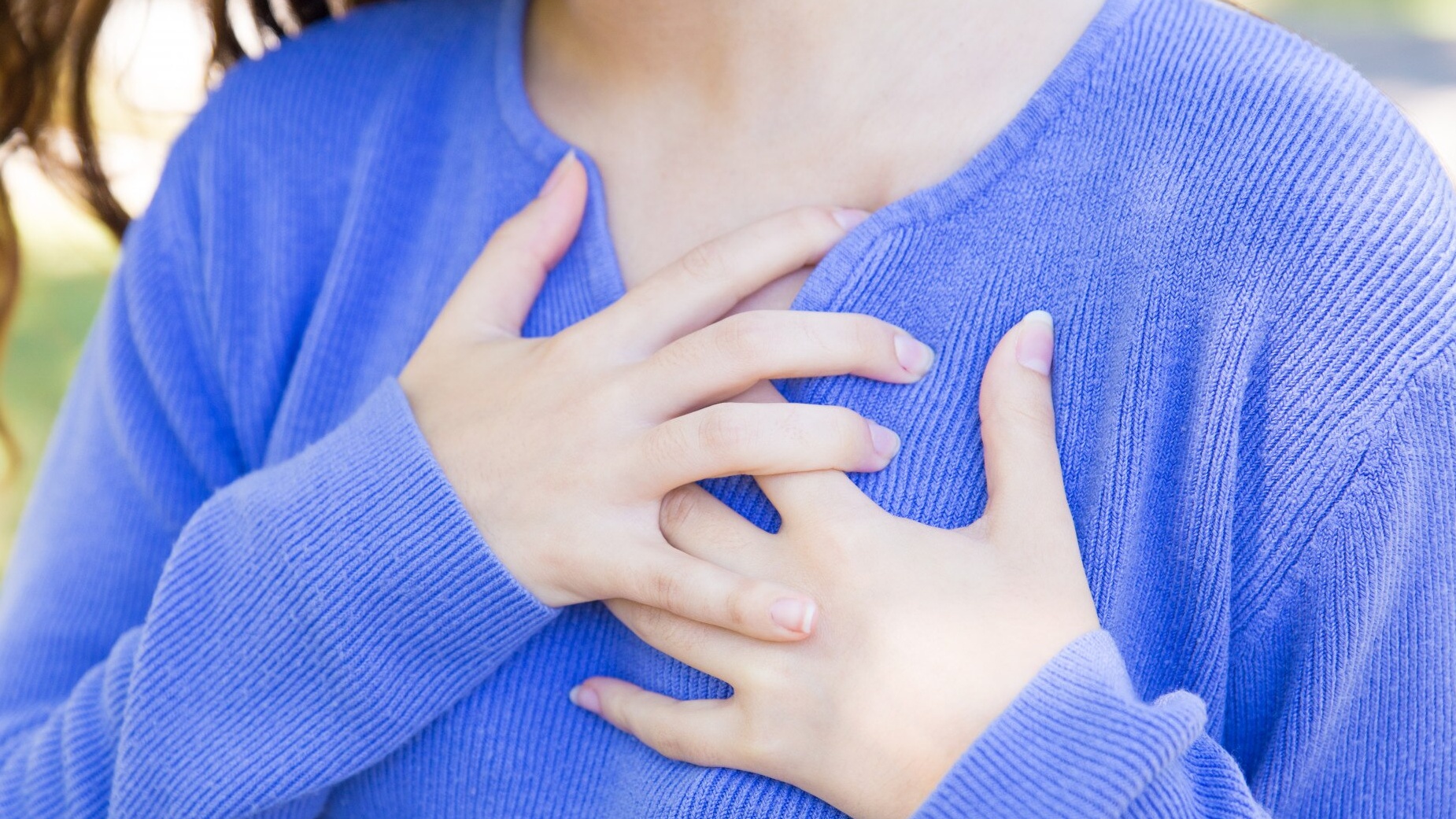 Thiếu máu hồng cầu nhỏ thường gây mệt mỏi, xanh xao, khó thở và được xác định rõ ràng qua xét nghiệm máu