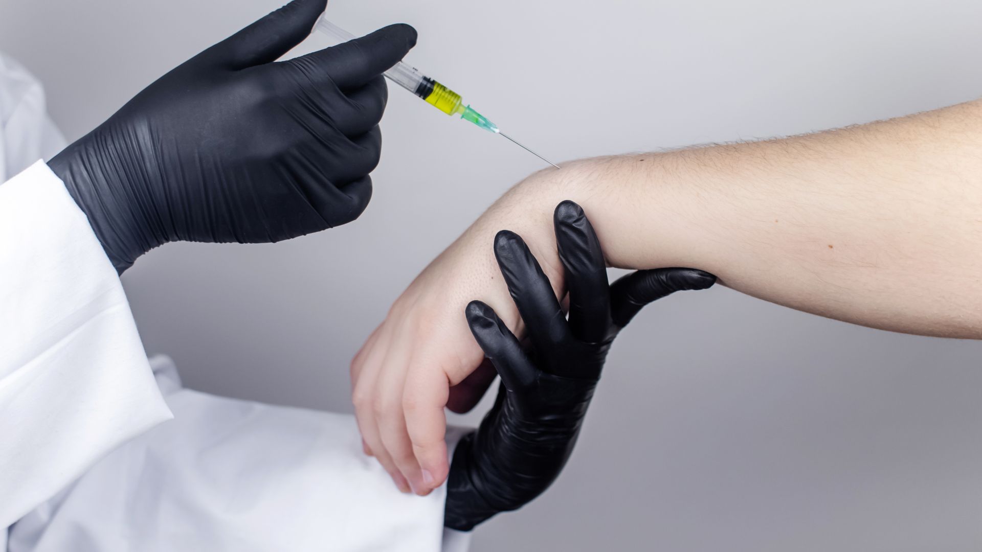 Corticosteroid và thuốc ức chế miễn dịch được dùng trong điều trị thiếu máu huyết tán