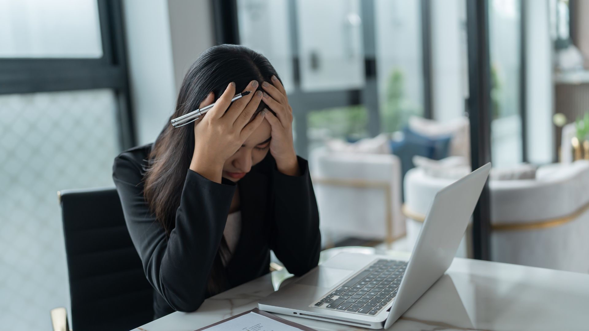 Đau đầu âm ỉ là một triệu chứng của thiếu máu lên não