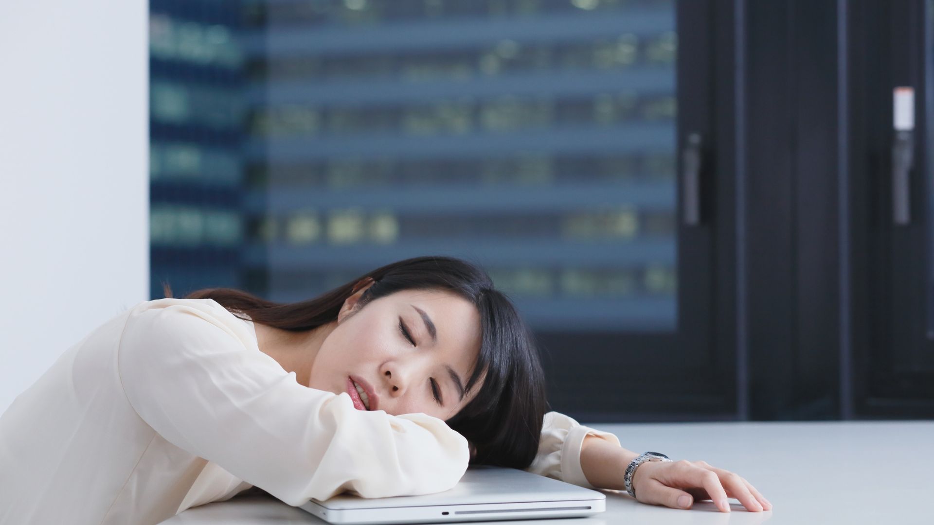Mệt mỏi thường xuyên là dấu hiệu điển hình của thiếu máu huyết tán