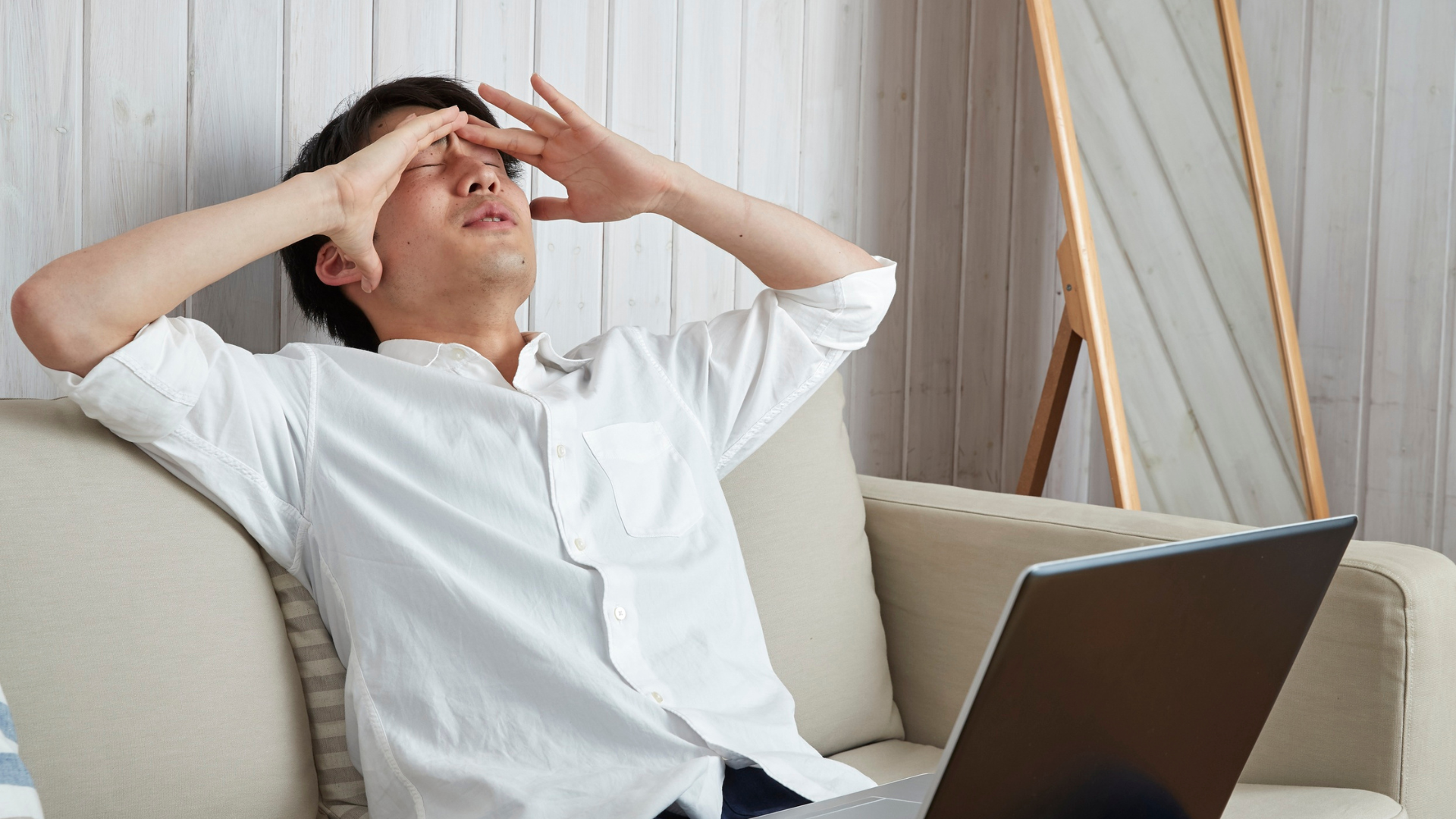 Áp lực công việc và deadline khiến não căng thẳng kéo dài, khó thư giãn để ngủ sâu