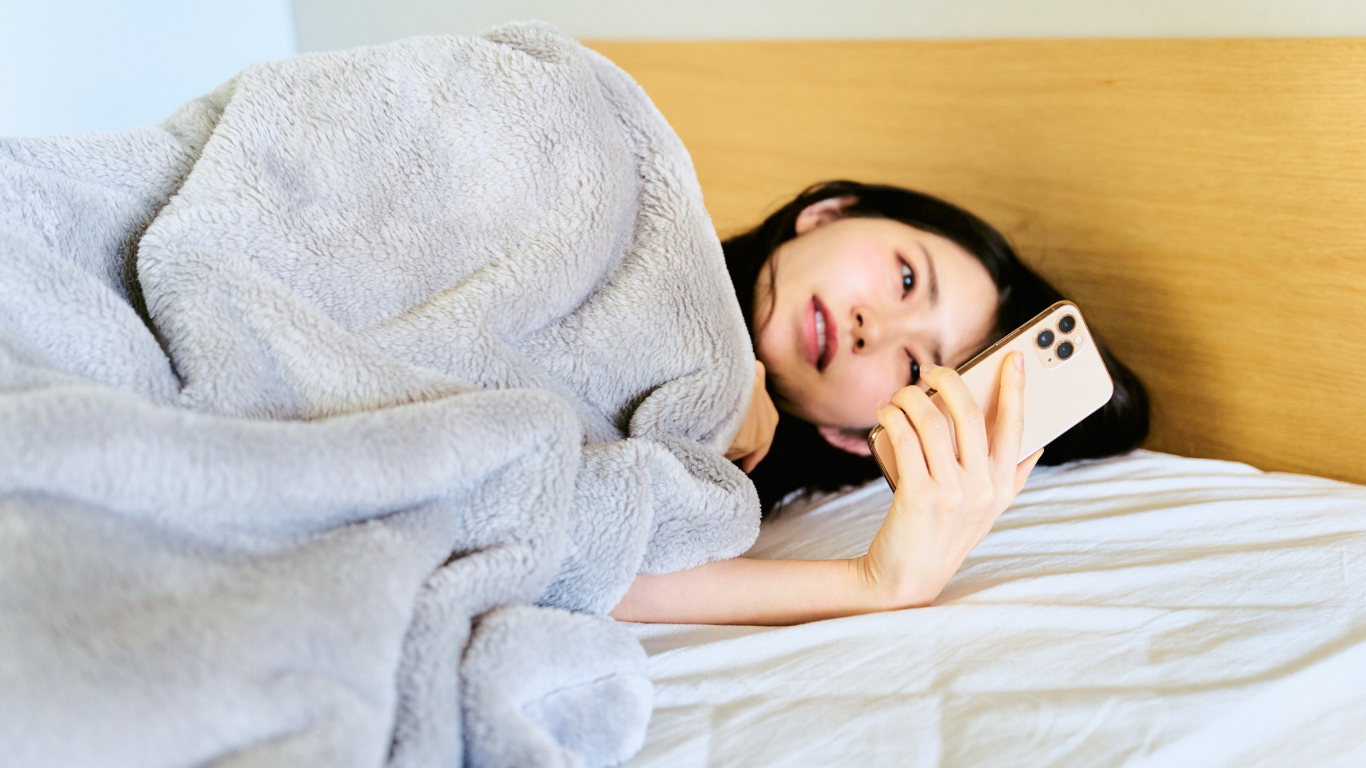 Giữ nhịp sinh hoạt đều giúp dễ buồn ngủ, nên tránh thiết bị điện tử trước ngủ