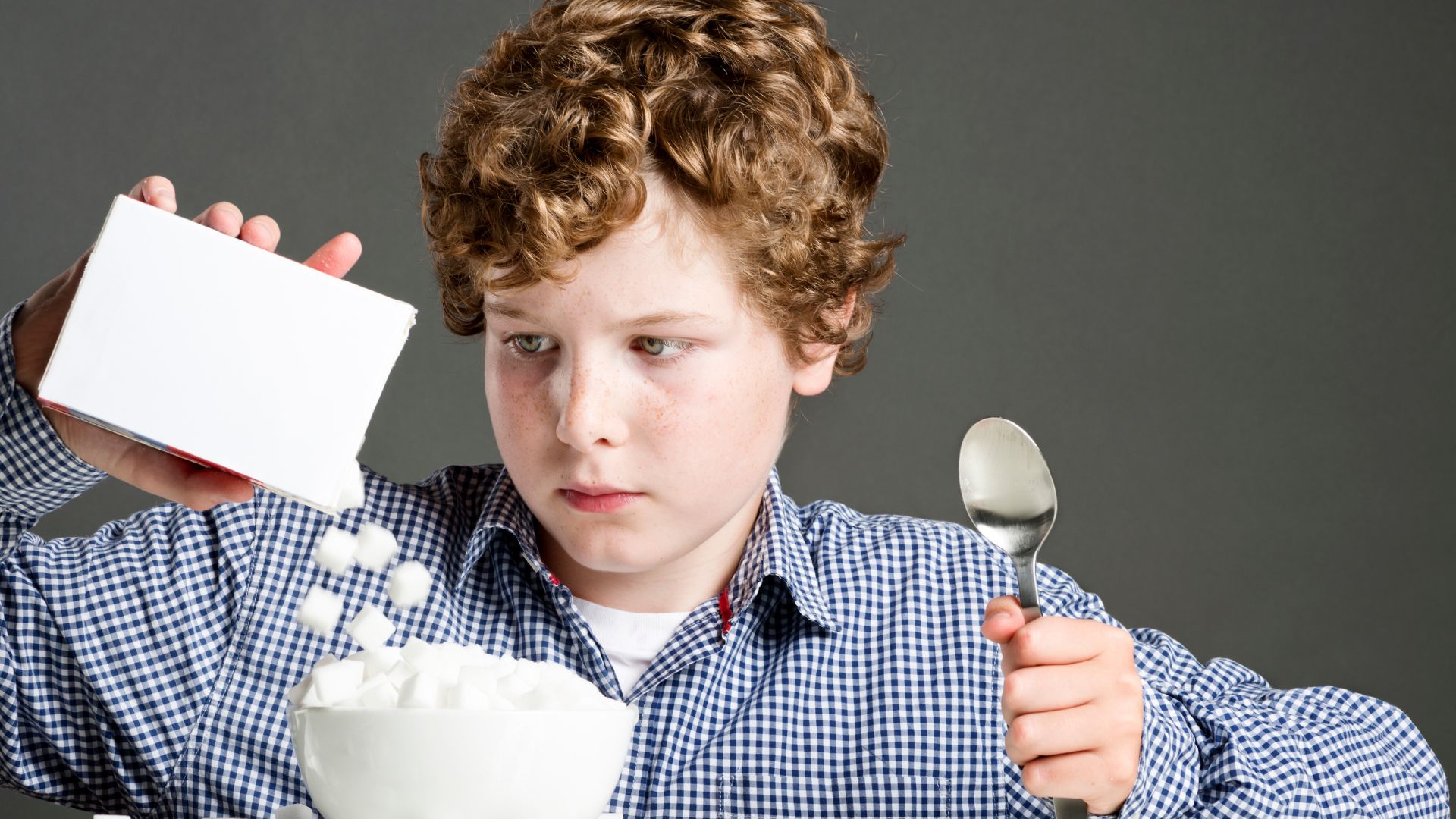 Người bị thiếu máu lên não không nên ăn các sản phẩm chứa nhiều muối, đường,...