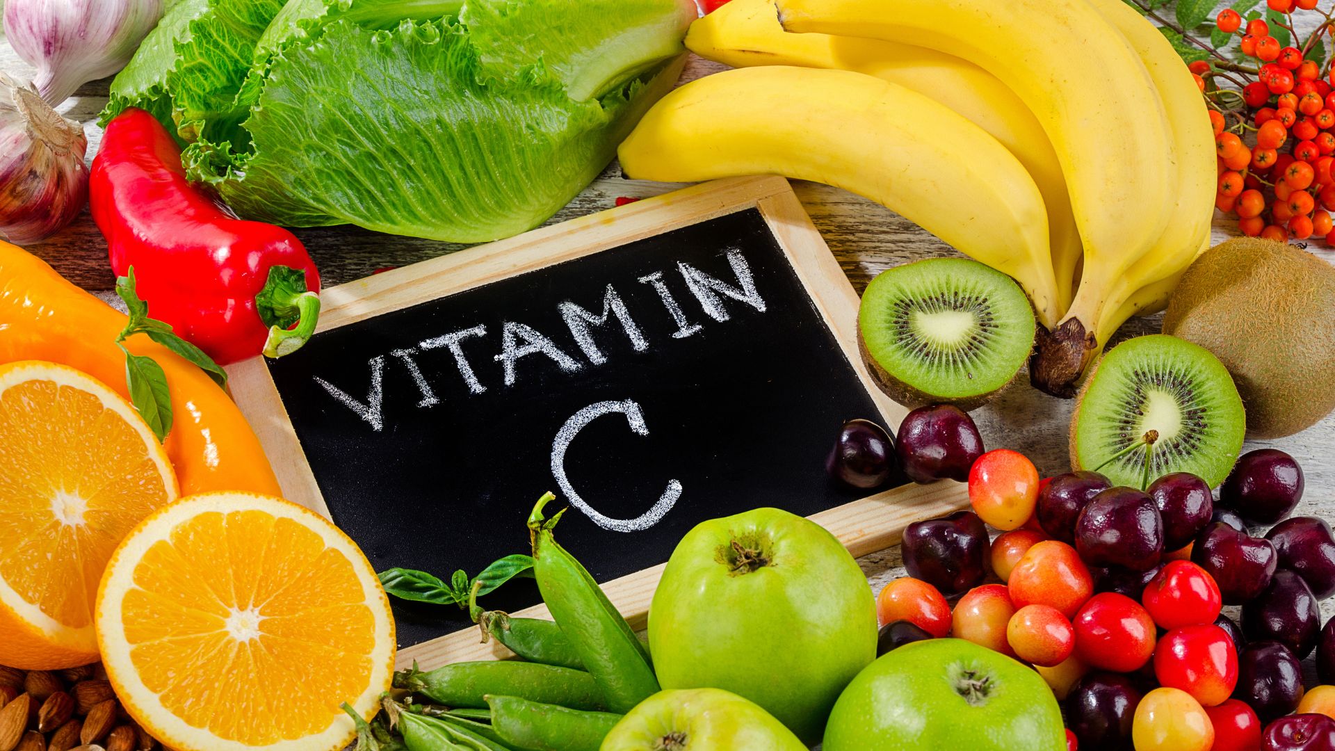 Bạn nên ăn trái cây tươi để bổ sung vitamin C tự nhiên cho cơ thể