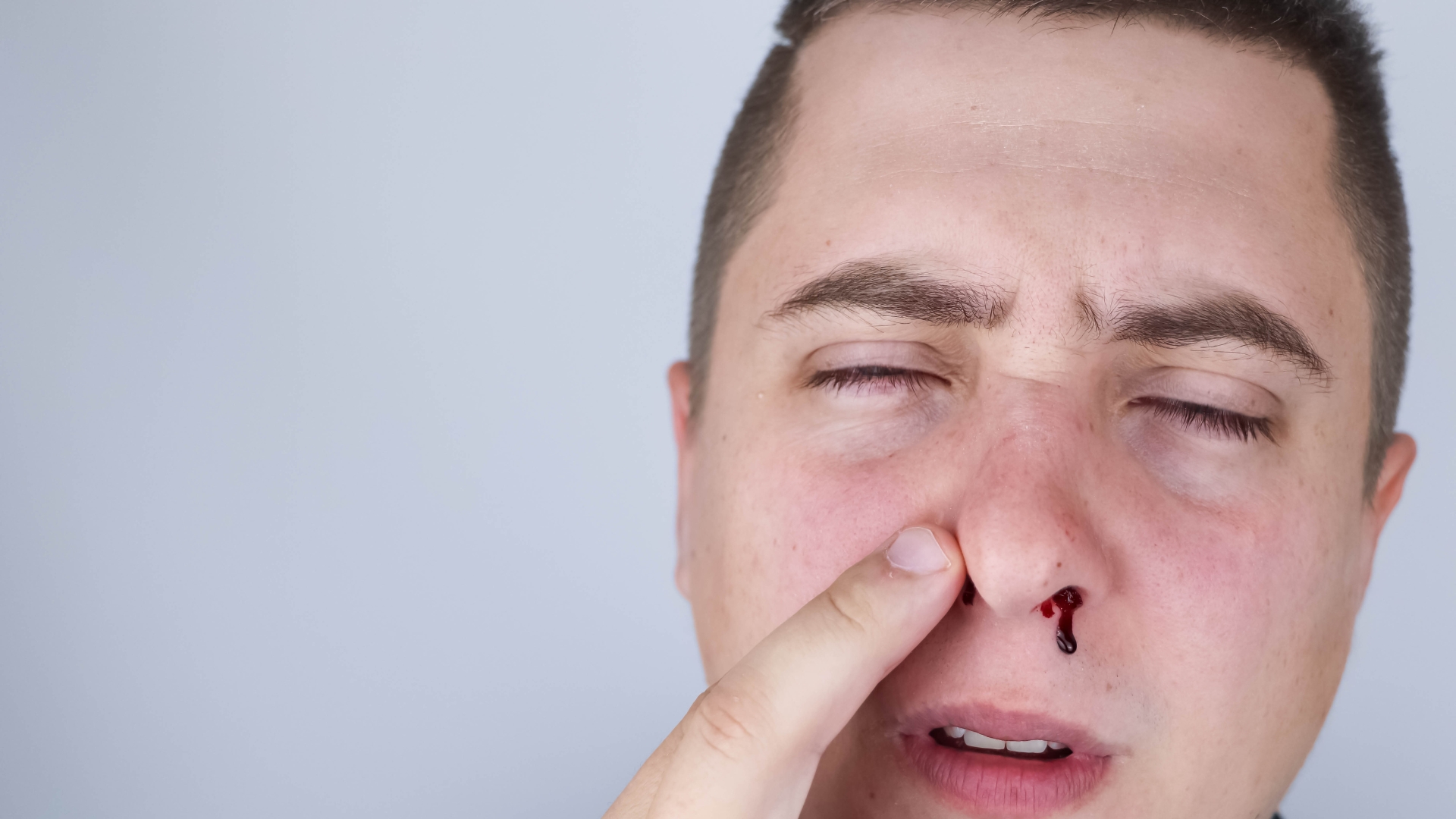 Việc thiết hụt vitamin K có thể dẫn đến rối loạn đông máu, gây chảy máu cam, dễ bầm tím, hoặc vết thương khó cầm máu