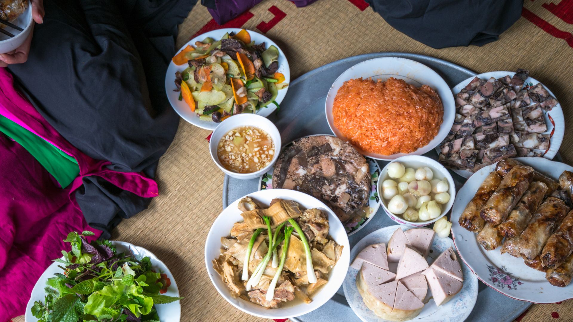 Ăn thịt đông cùng rau xanh giúp bữa ăn cân đối và tạo cảm giác nhẹ nhàng hơn