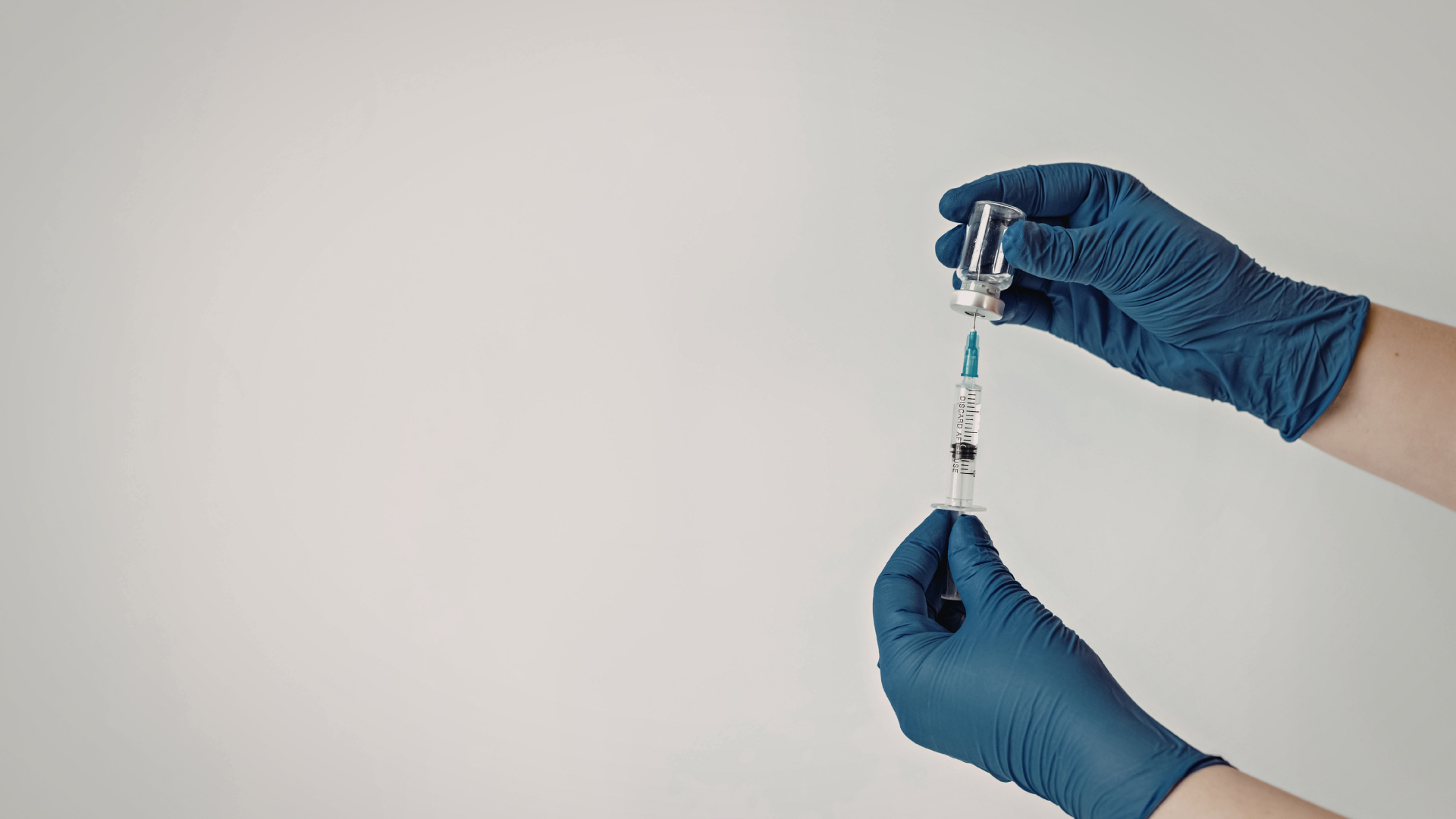 Nhân viên y tế sẽ đánh giá tình trạng vết thương, xem xét có cần tiêm phòng hay không