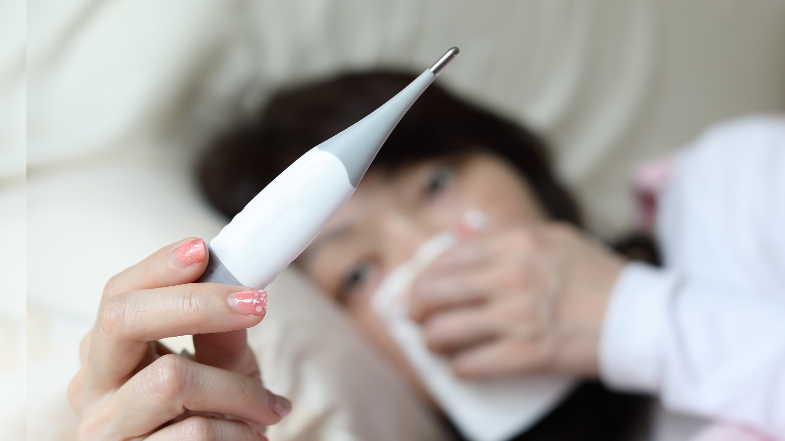 Sốt cao liên tục trên 38,5 độ C không hạ, đi kèm với cảm giác đau tức ngực