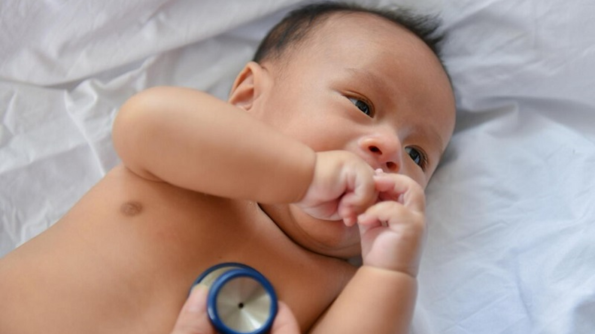 Thở rút lõm ở trẻ thường liên quan viêm phổi và bệnh hô hấp nặng