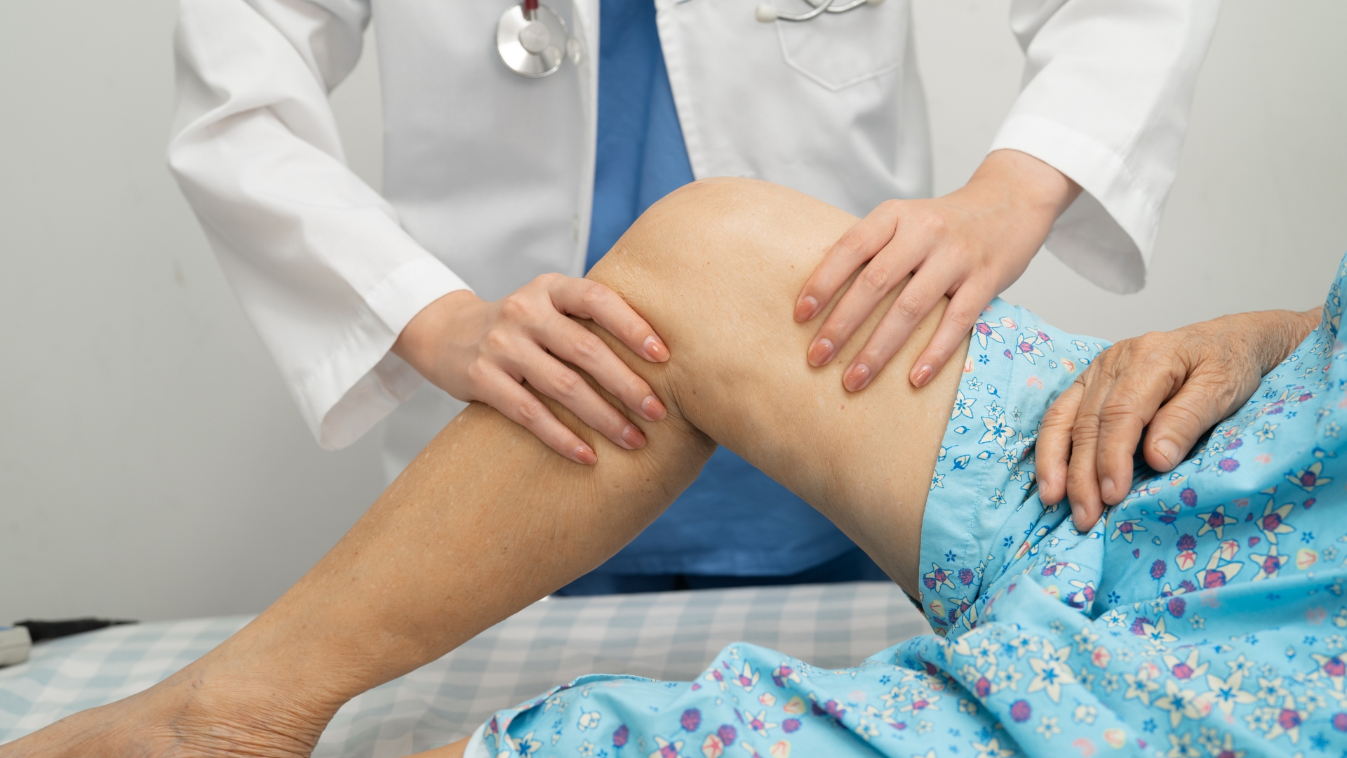 Việc lựa chọn đi bộ hay không khi bị thoái hóa khớp gối nên được cân nhắc kỹ lưỡng và có sự tham khảo từ chuyên gia y tế