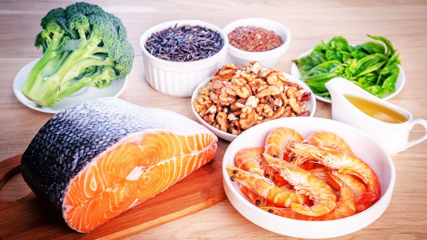 Đảm bảo đủ canxi và vitamin D để giữ xương chắc khỏe xung quanh khớp