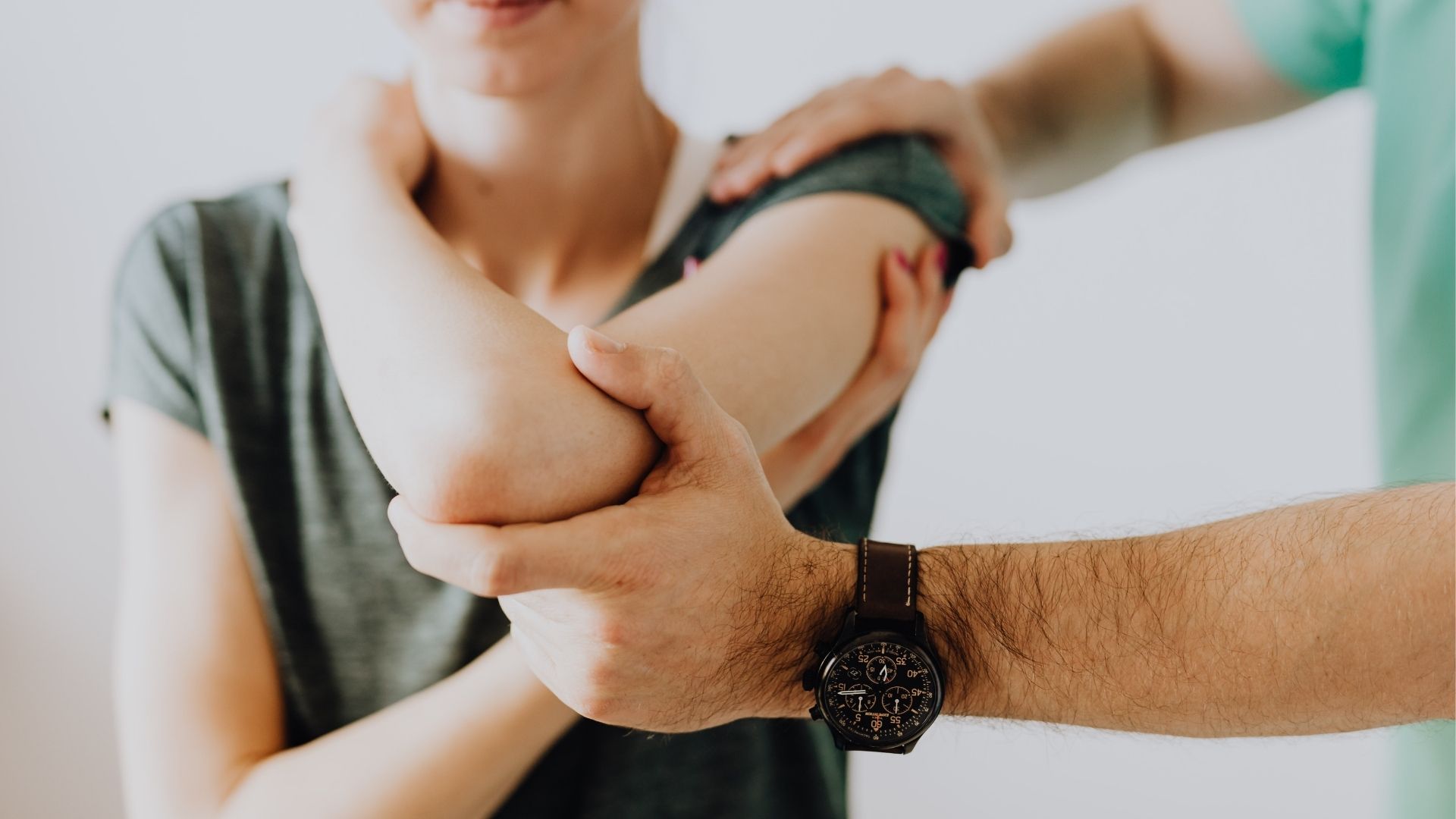 Nên đi khám bác sĩ khi tình trạng đau khớp kéo dài