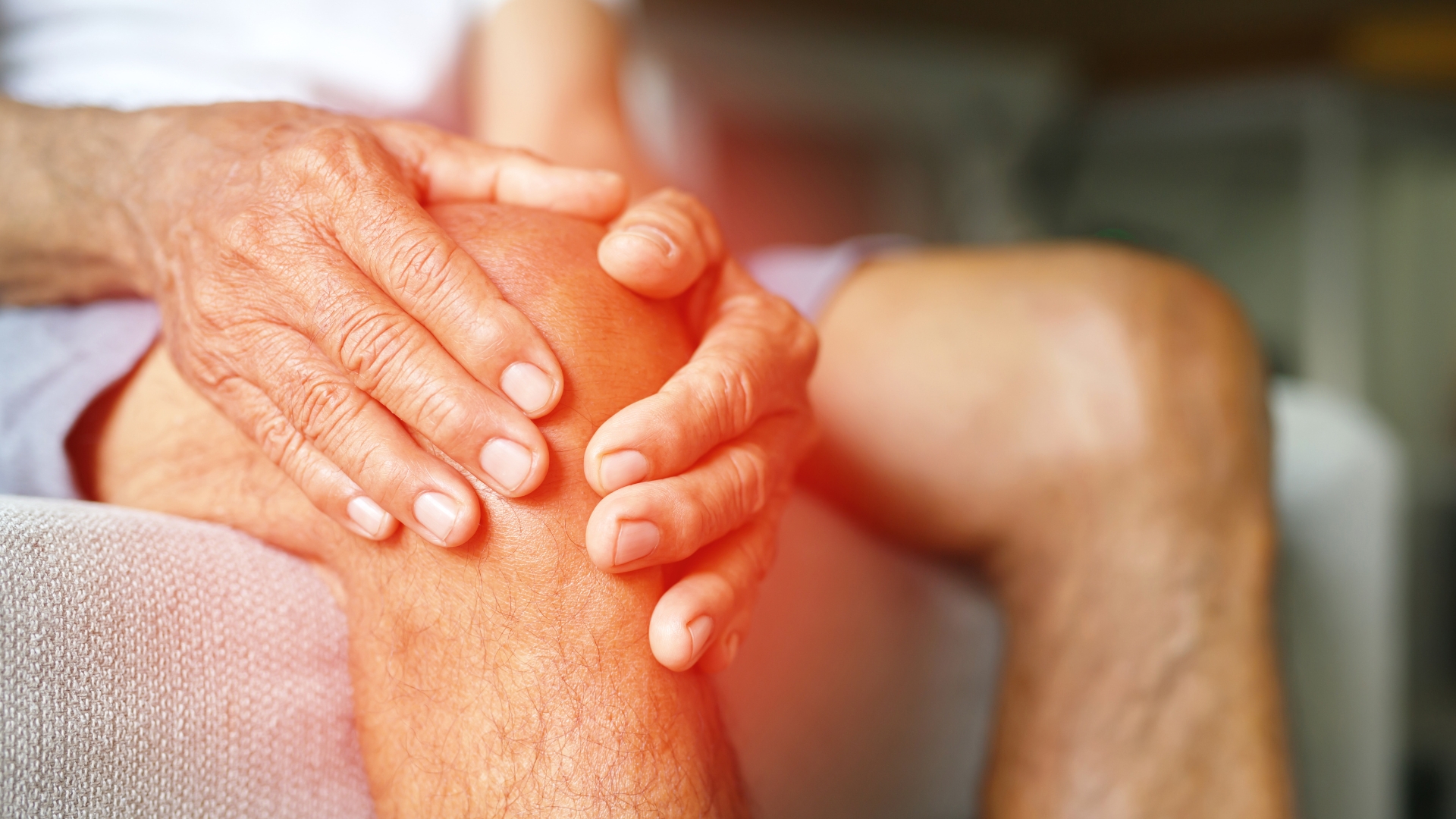 Đau khớp khi vận động là một trong những dấu hiệu thoái hóa khớp ở người cao tuổi