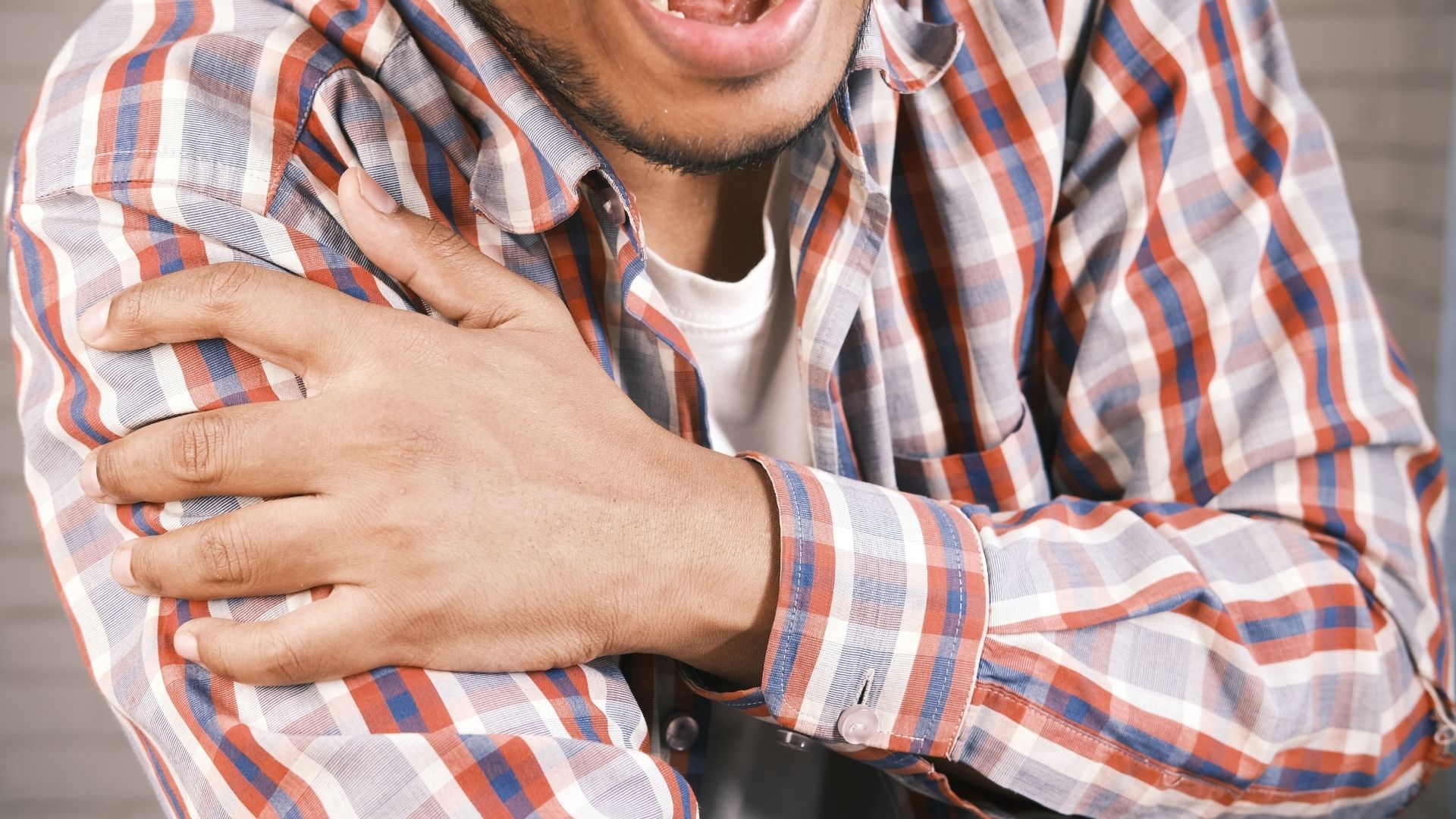 Thoái hóa khớp vai gây đau nhức nhiều cho người bệnh