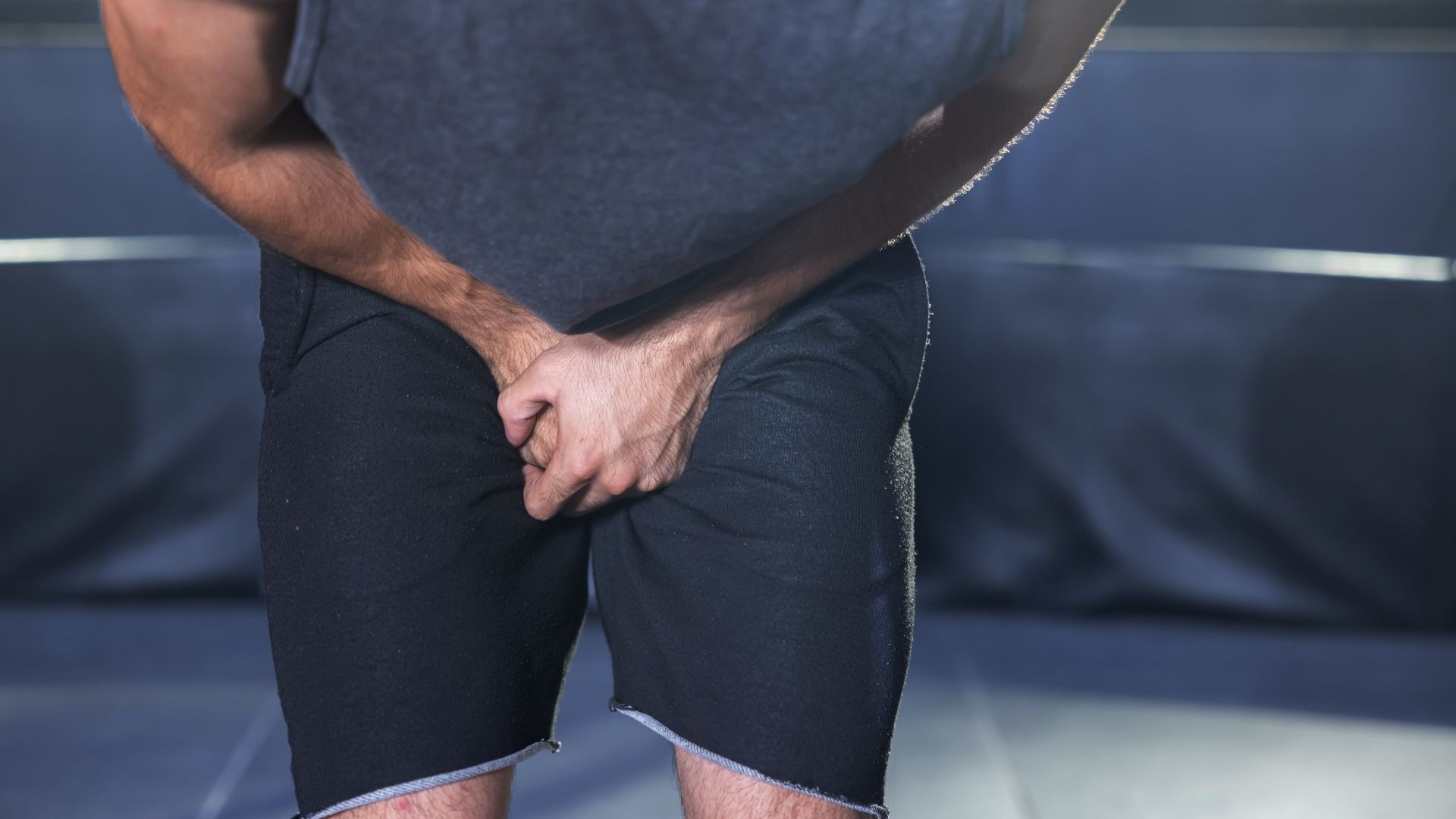 Nếu bạn phát hiện có khối phồng nhô lên ở vùng bẹn kèm triệu chứng đau dữ dội hãy thăm khám bác sĩ ngay lập tức