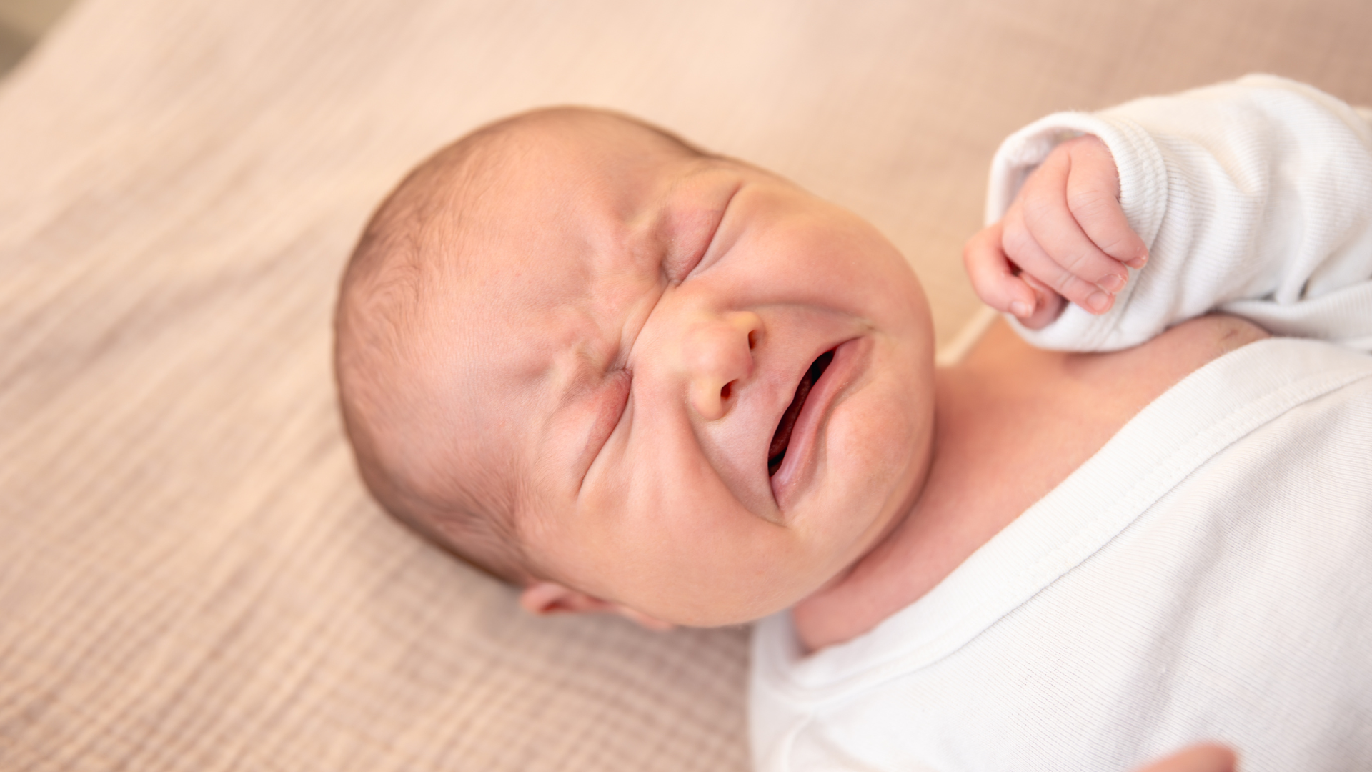 Khi trẻ quấy khóc dữ dội,bụng chướng hoặc không đi tiêu được, có thể là dấu hiệu thoát vị bẹn ở trẻ