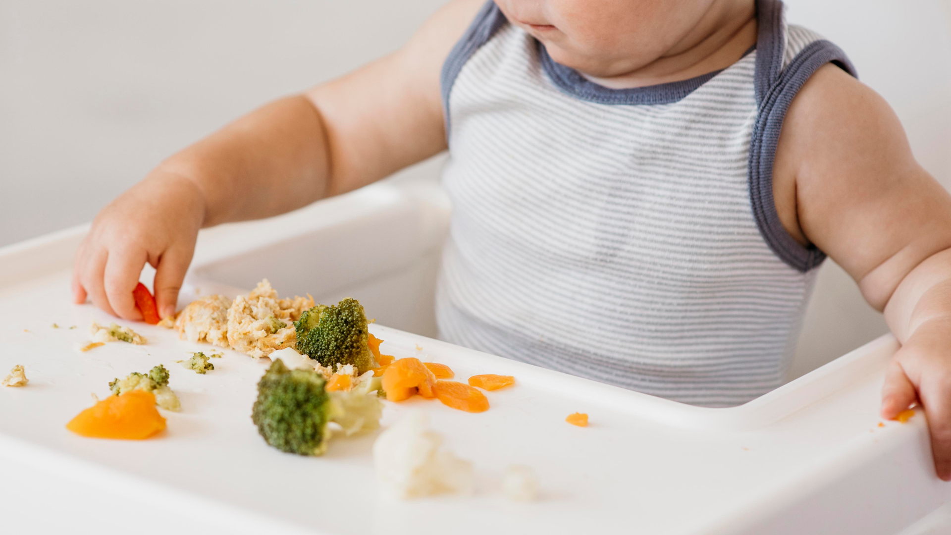 Duy trì chế độ ăn đủ chất xơ giúp bé tránh táo bón, giảm áp lực ổ bụng và hạn chế mắc thoát vị bẹn