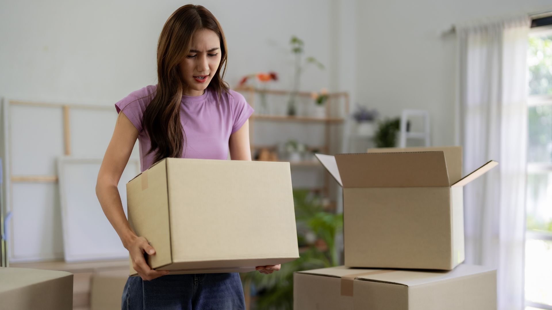 Khiêng đồ sai tư thế có thể gây thoát vị đĩa đệm